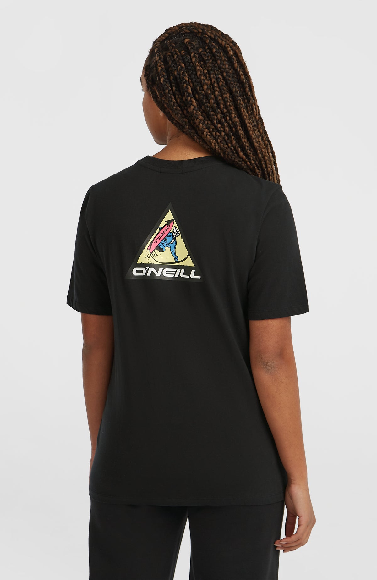 FWC'Play T-Shirt für Damen, schwarz mit Logo-Print in Blau und Gelb, Rückansicht am Model