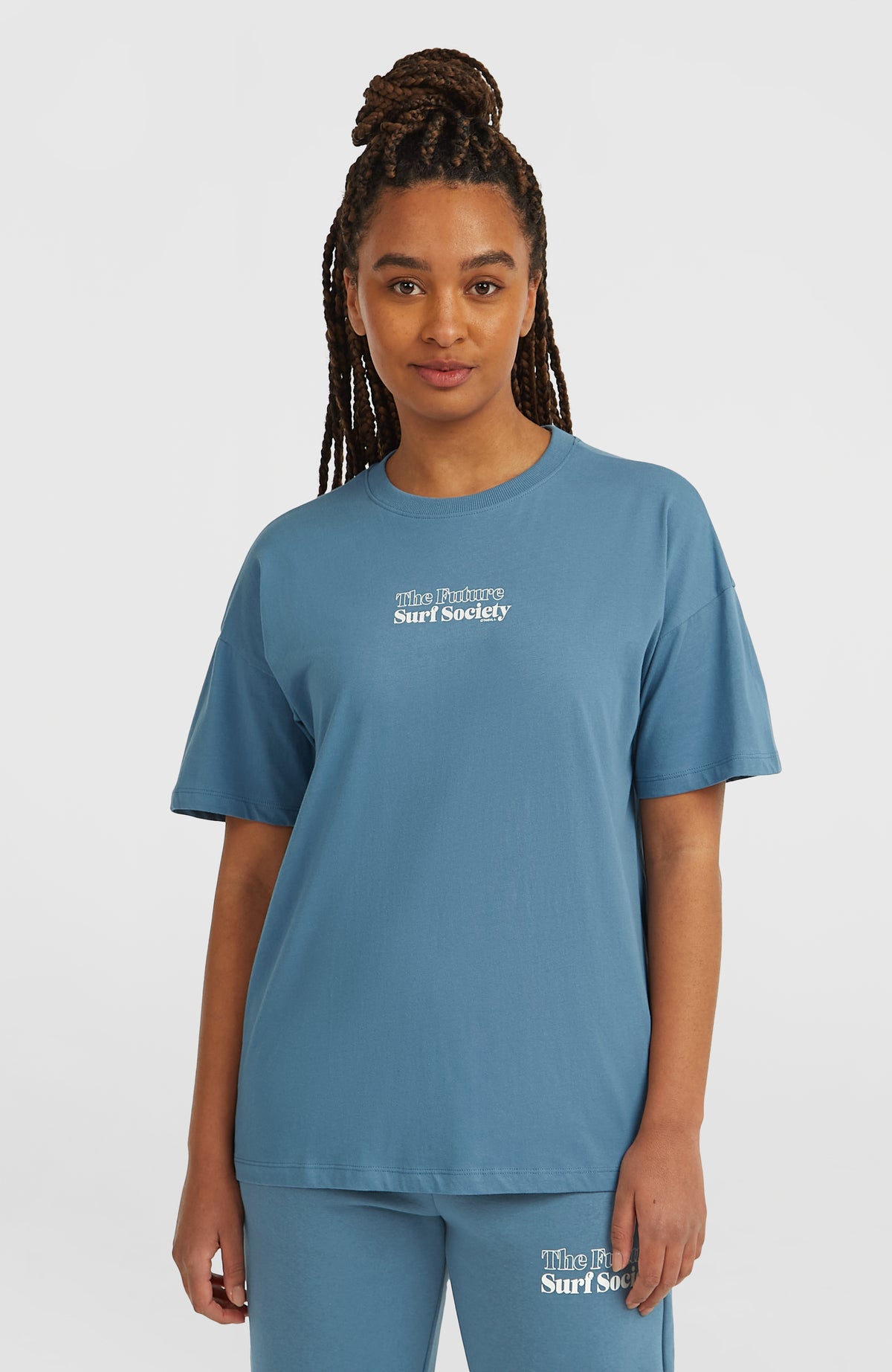 O'Neill Future Surf Society T-Shirt für Damen, blau mit Logo-Print in Weiß, getragen am Model, Vorderansicht