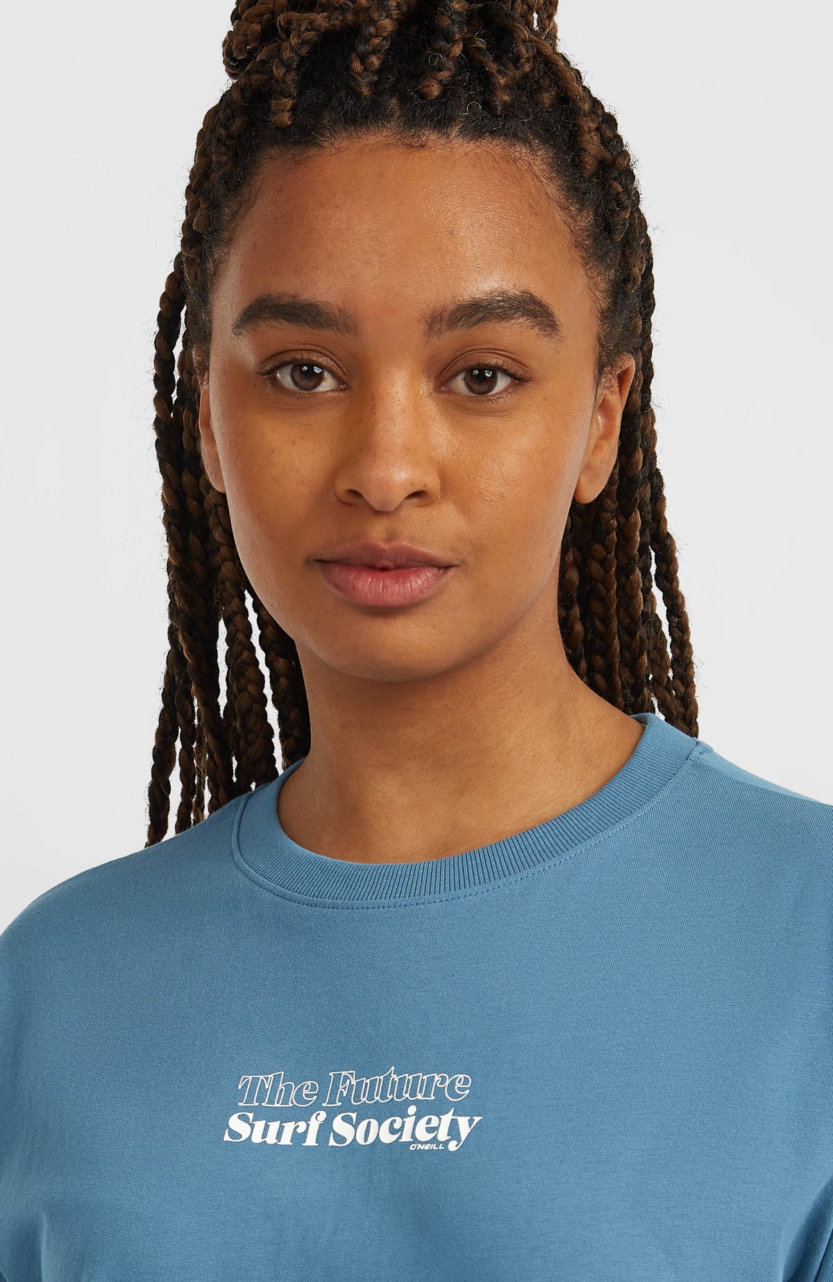 Nahaufnahme von Rundhalsausschnitt und Logo-Print in Weiß des blauen Future Surf Society T-Shirts für Damen