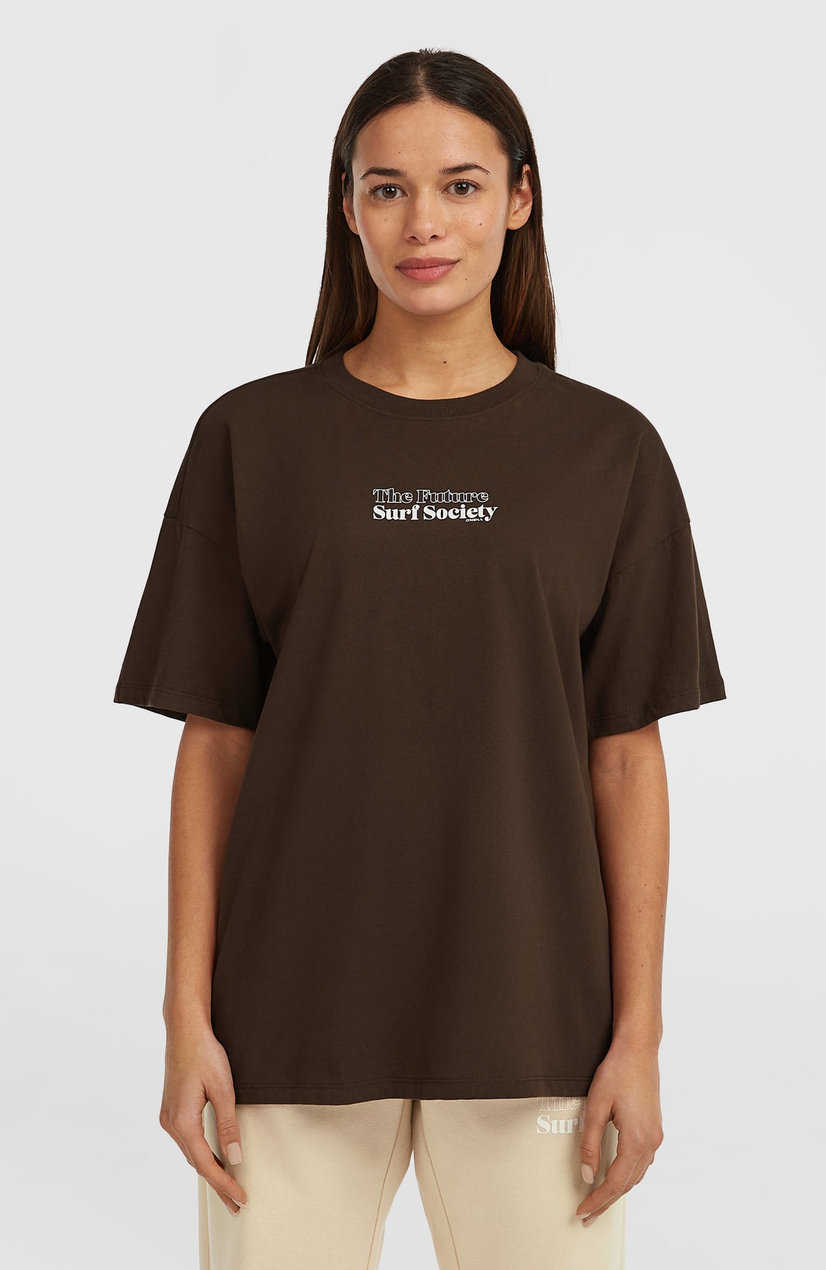 O'Neill Future Surf Society T-Shirt für Damen, braun mit Logo-Print in Weiß, Vorderansicht am Model