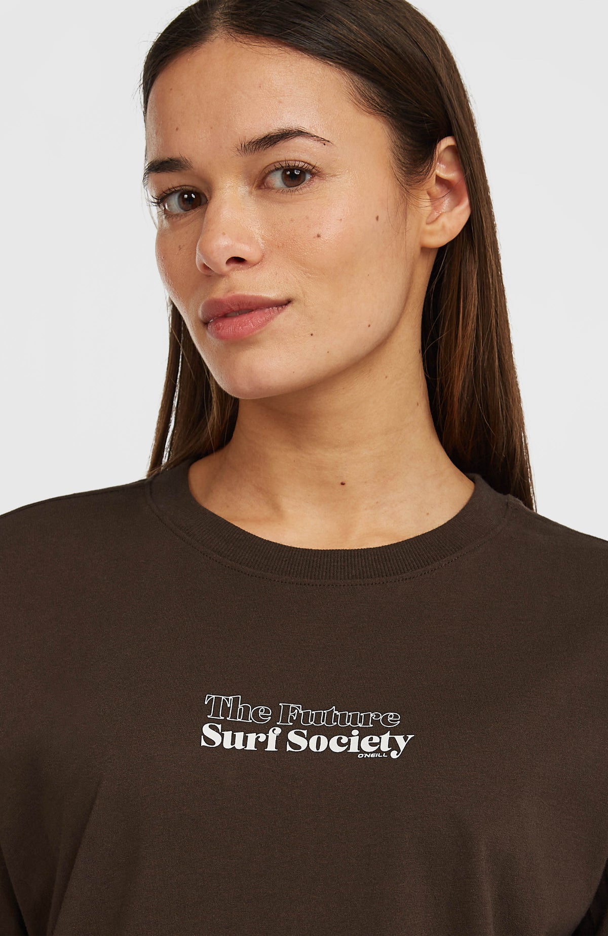 Nahaufnahme des gerippten Rundhalsausschnitts und Logo-Prints auf dem braunen Future Surf Society T-Shirt