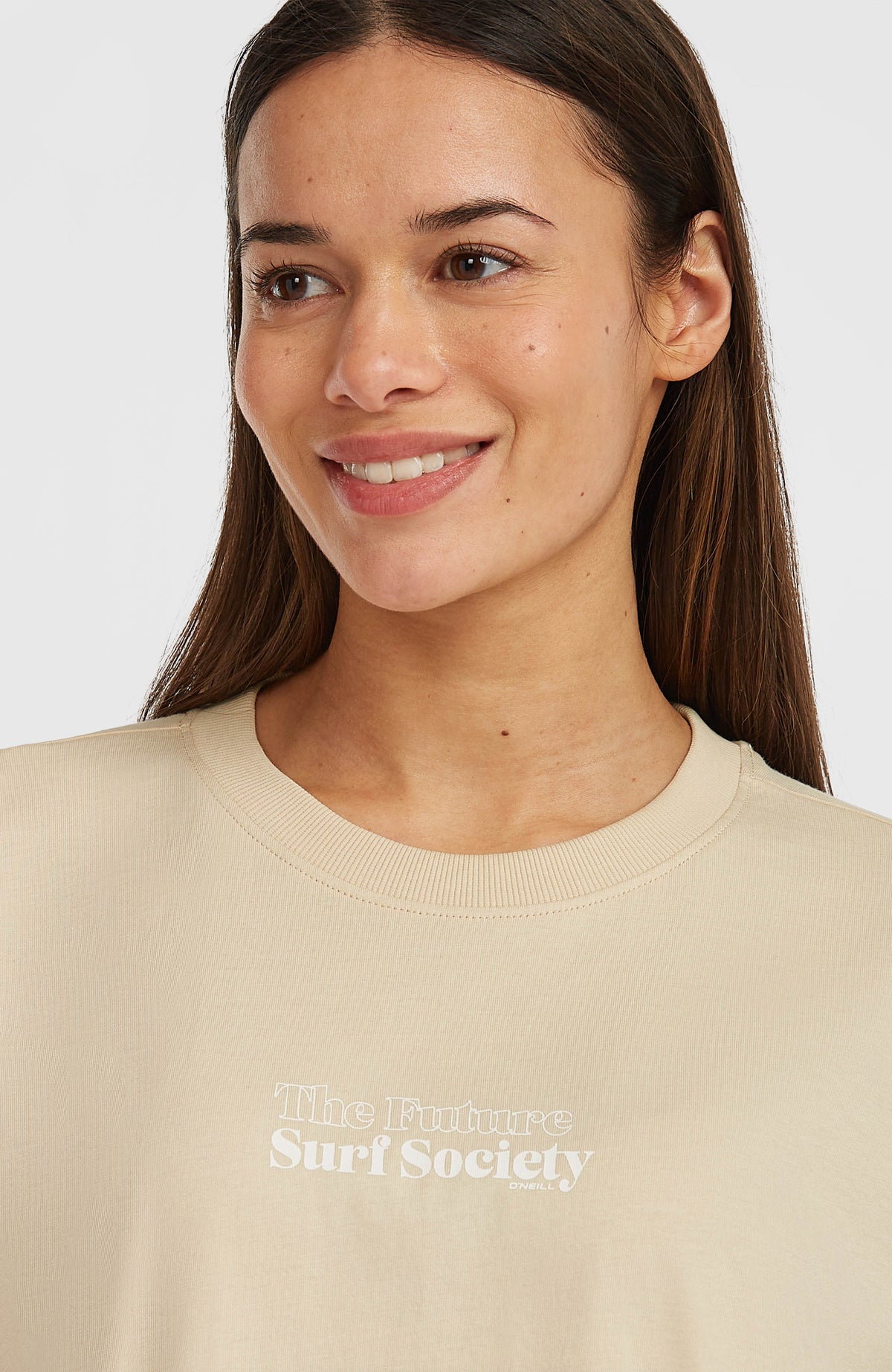 Future Surf Society T-Shirt, beige mit Logo-Print in Weiß, Nahaufnahme von Rundhalsausschnitt und Print am Model