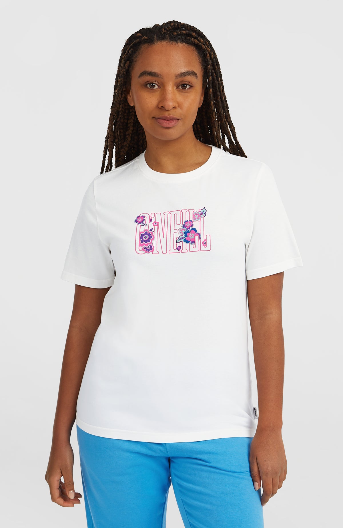 O'Neill Graphic T-Shirt für Damen, weiß mit Logo-Print in Rosa und Blau, Vorderansicht am Model