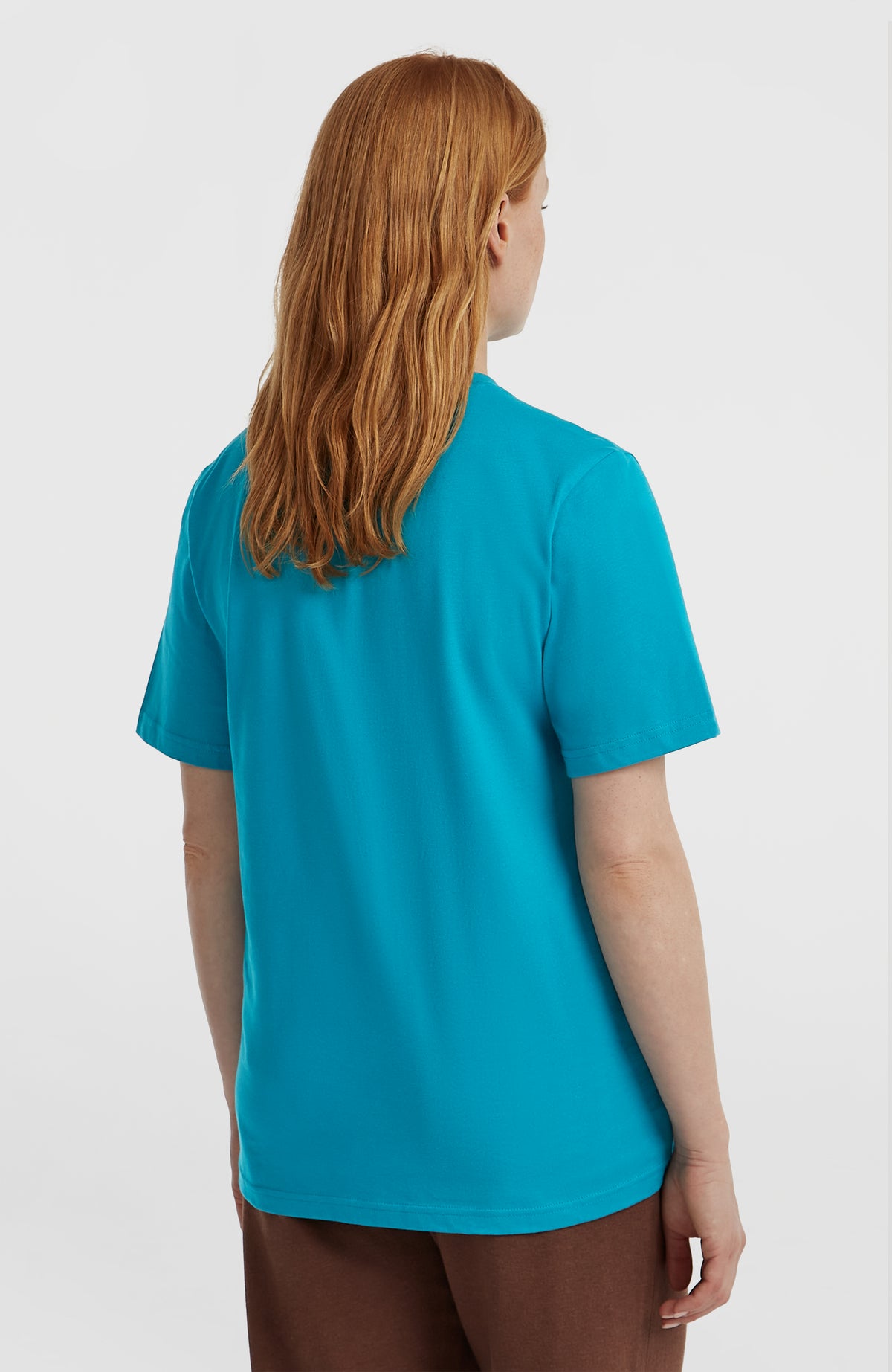 Graphic T-Shirt für Damen, blau mit Logo-Print in Weiß und Grün, Rückansicht am Model