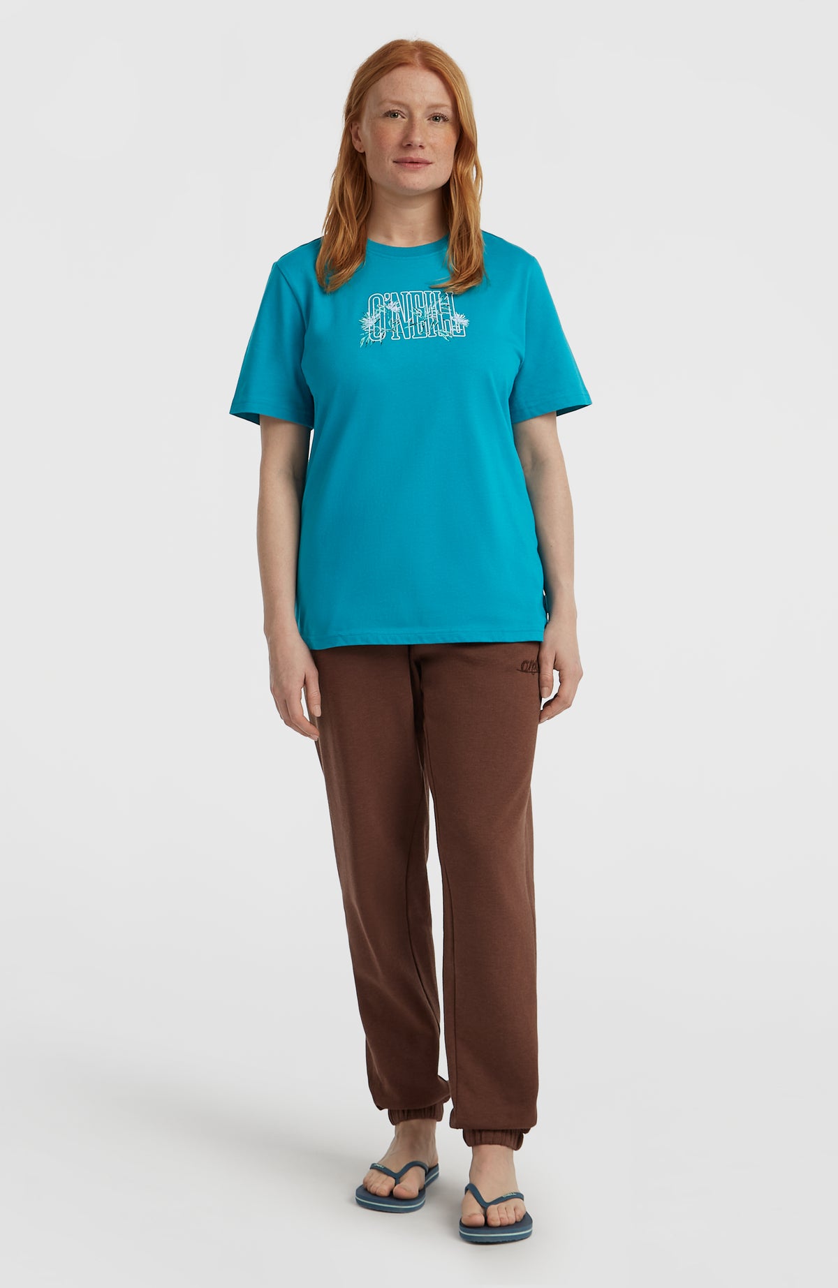 Graphic T-Shirt für Damen, blau mit Logo-Print in Weiß und Grün, Ganzkörperansicht am Model