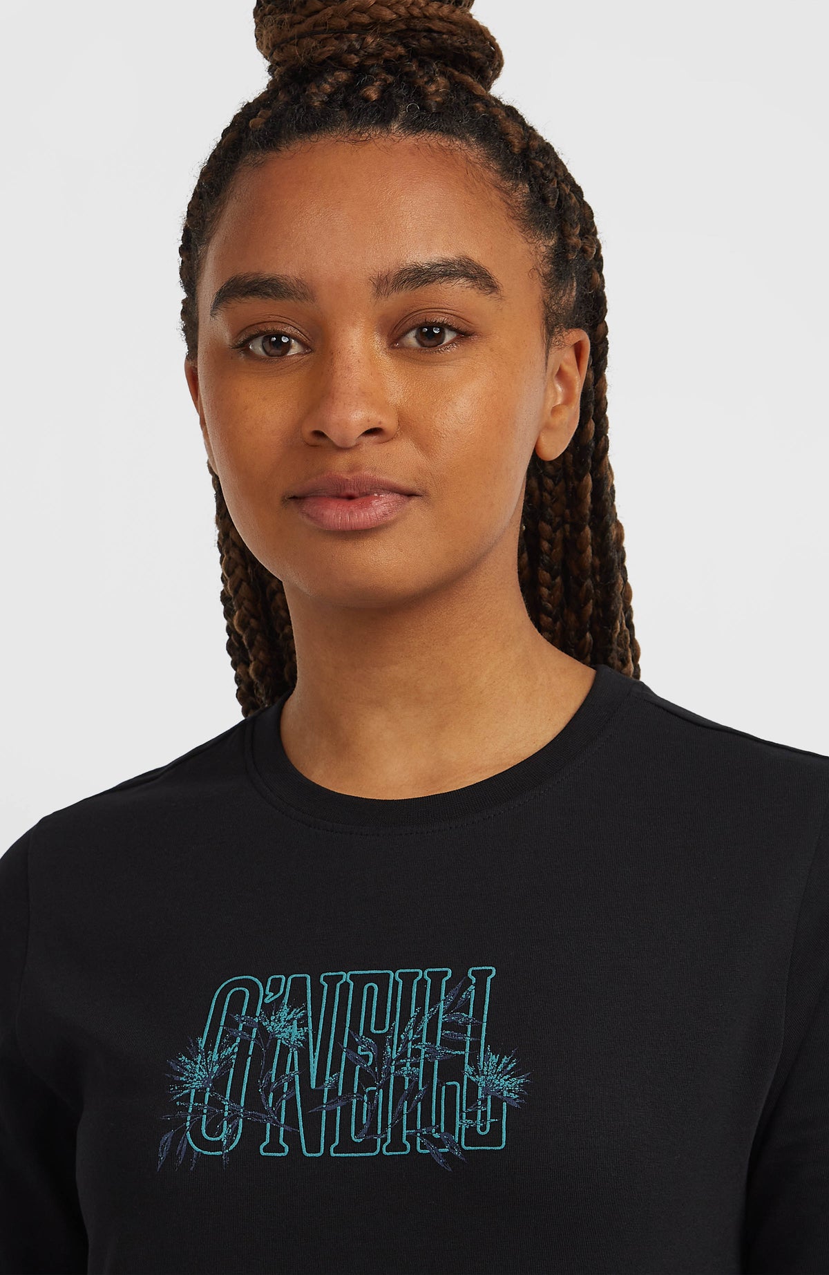 Schwarzes Graphic T-Shirt, Nahaufnahme von Rundhalsausschnitt und Logo-Print in Türkis am Model