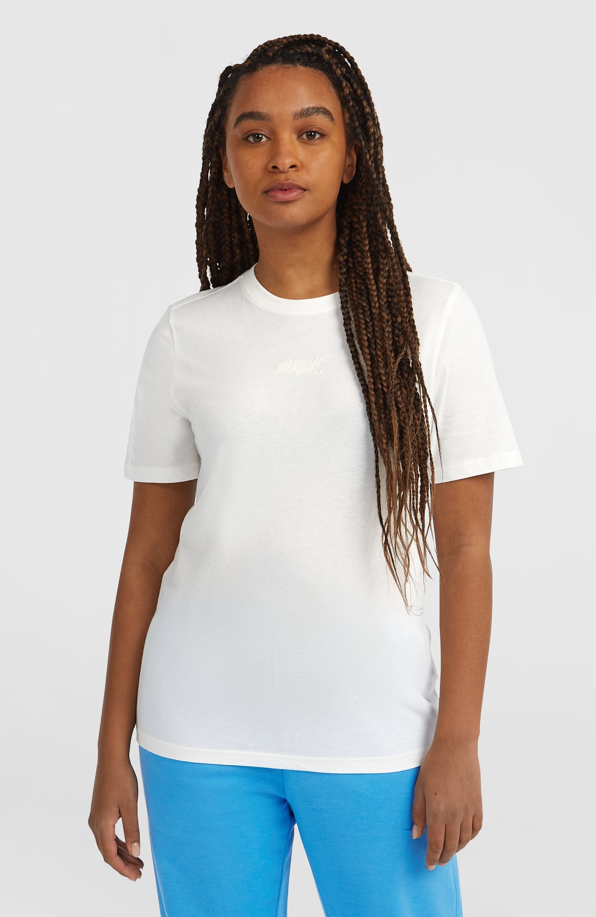 O'Neill Essentials Script T-Shirt für Damen, weiß, Vorderansicht am Model mit dezentem Logo-Stick auf der Brust