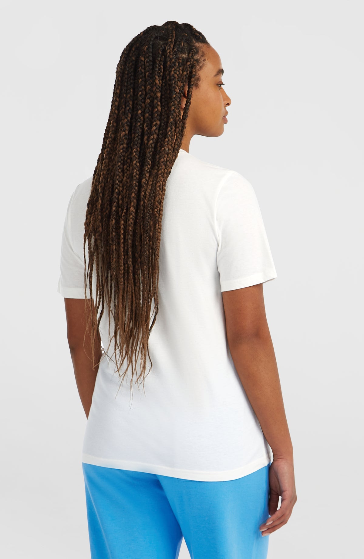 Essentials Script T-Shirt für Damen, weiß, Rückansicht am Model mit Rundhalsausschnitt und kurzen Ärmeln
