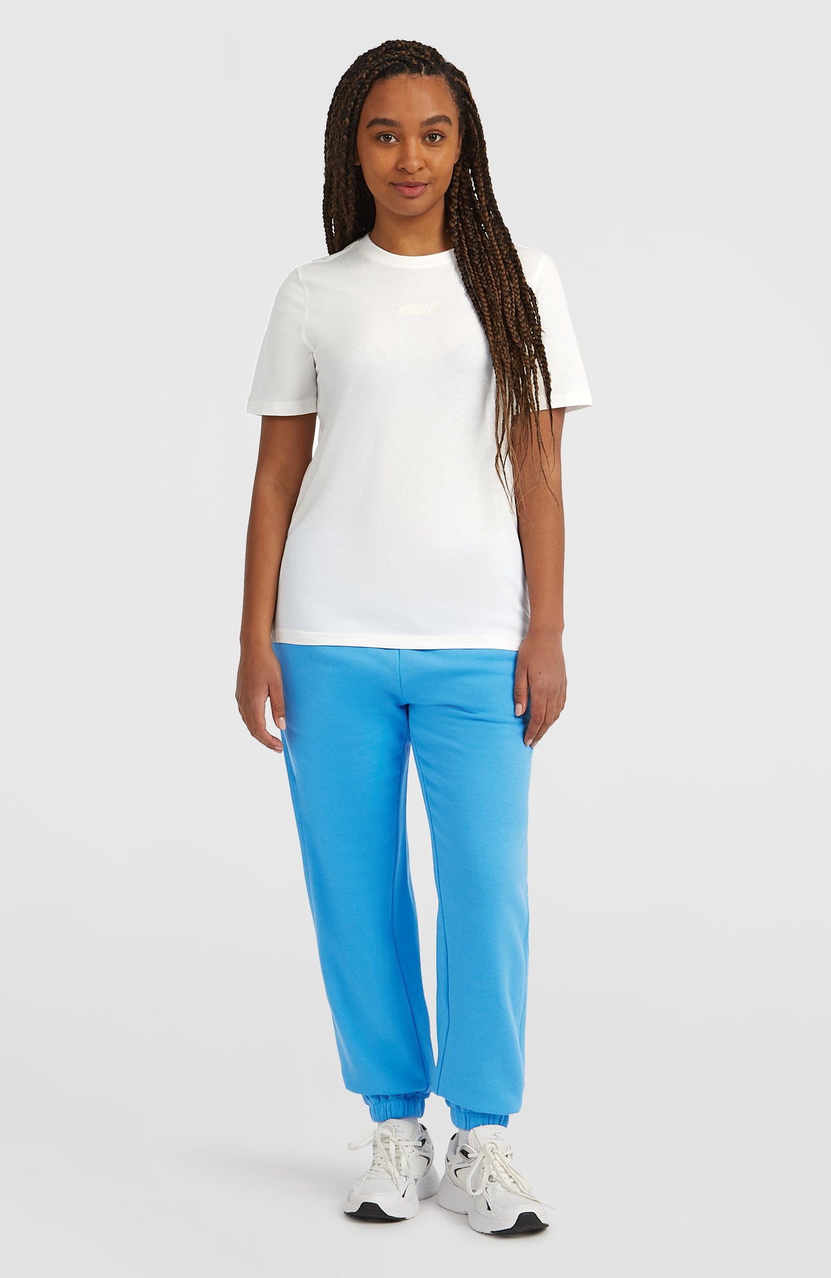 Essentials Script T-Shirt für Damen, weiß, Ganzkörperansicht am Model in gerader Passform