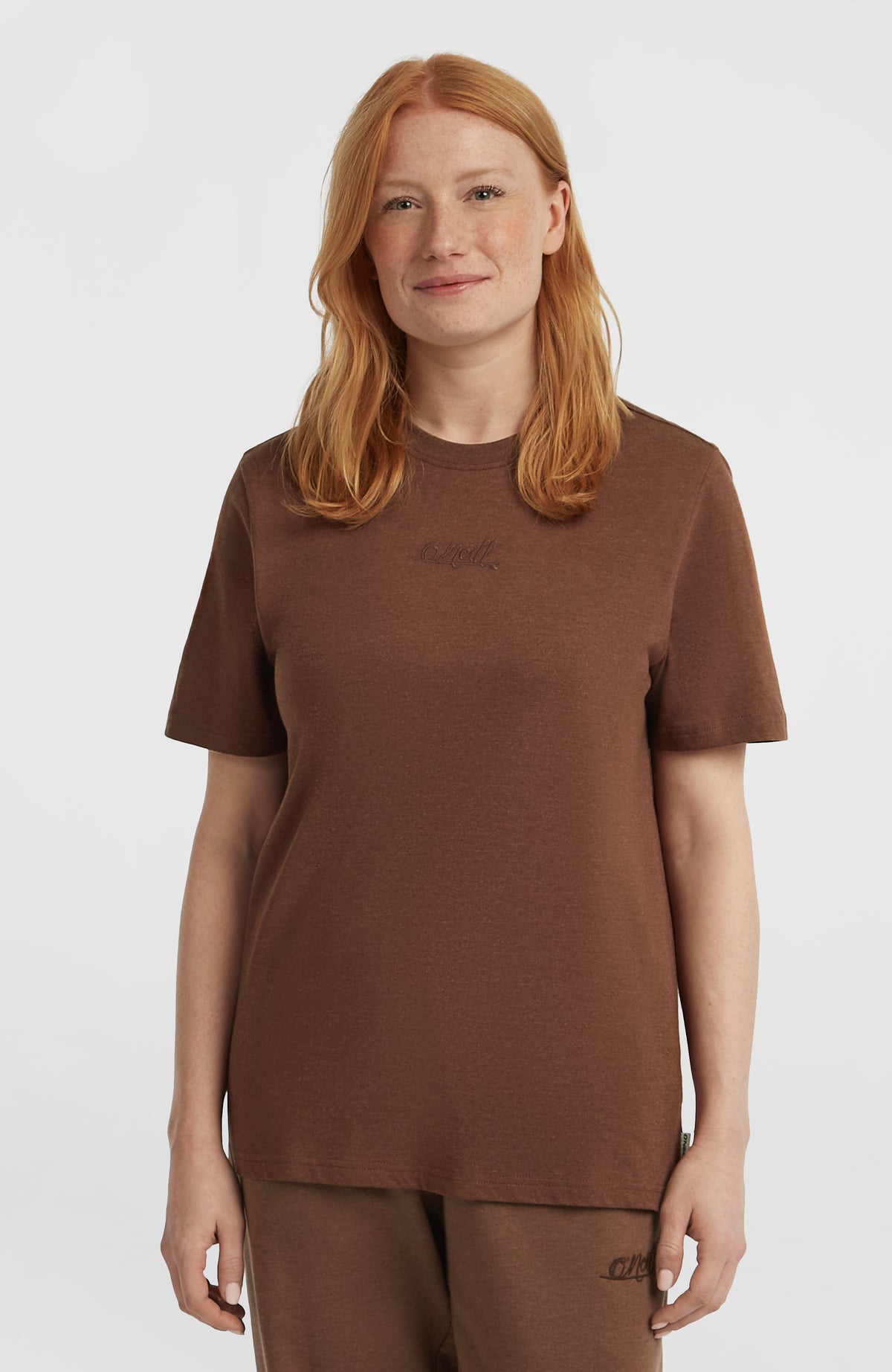 O'Neill Essentials Script T-Shirt für Damen, braun, Vorderansicht am Model mit Rundhalsausschnitt