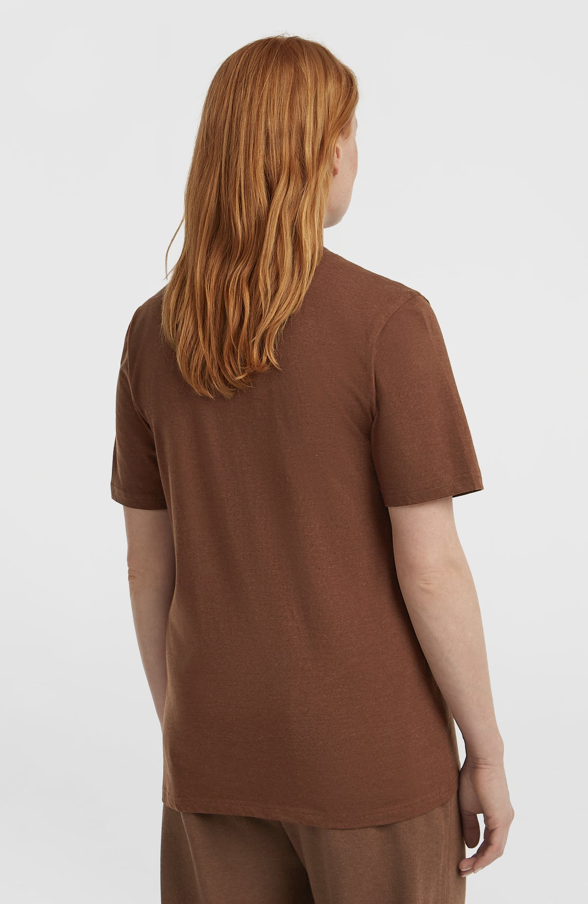 Essentials Script T-Shirt für Damen, braun, Rückansicht am Model mit kurzen Ärmeln