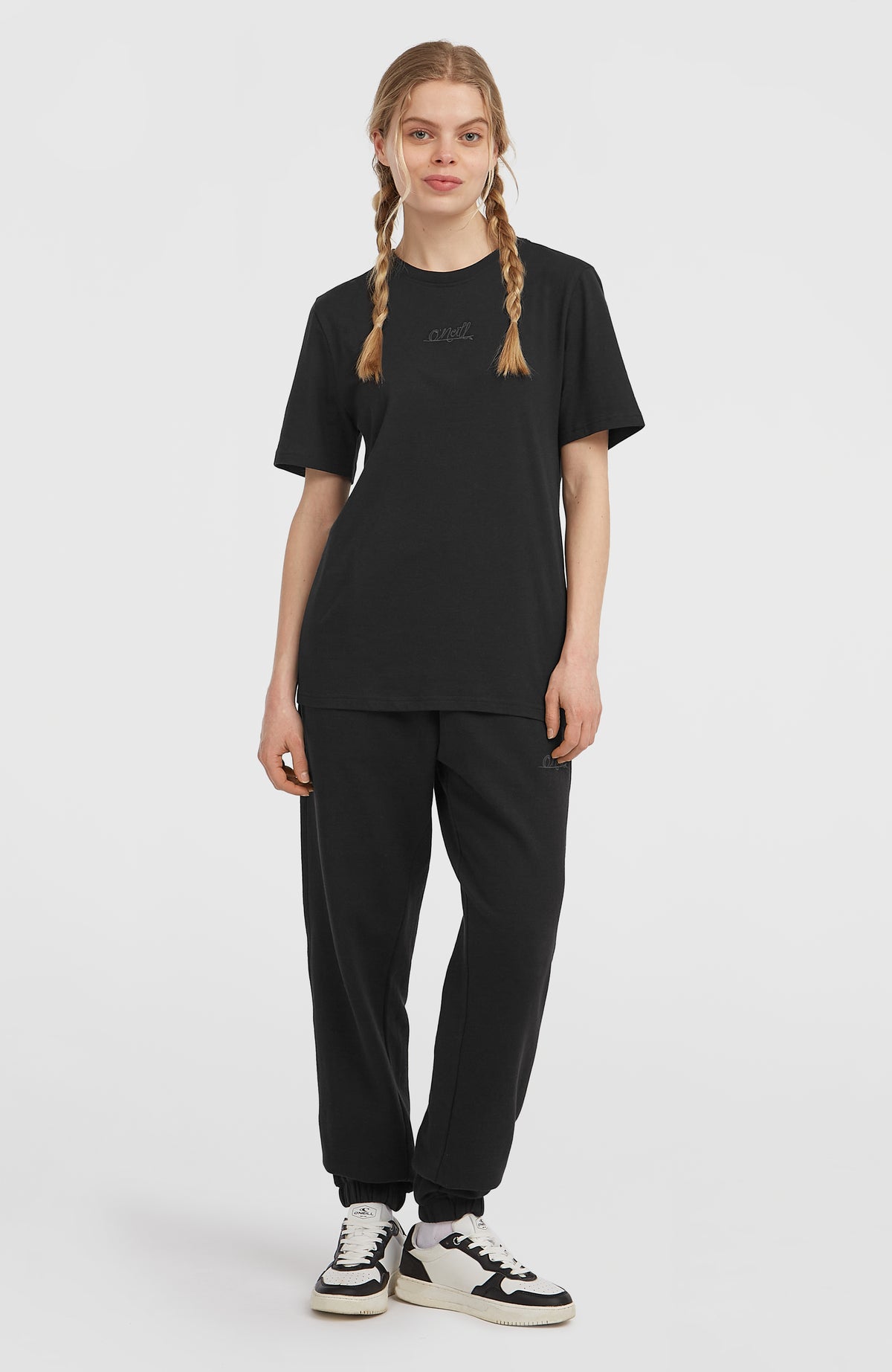Essentials Script T-Shirt für Damen, schwarz, Ganzkörperansicht am Model