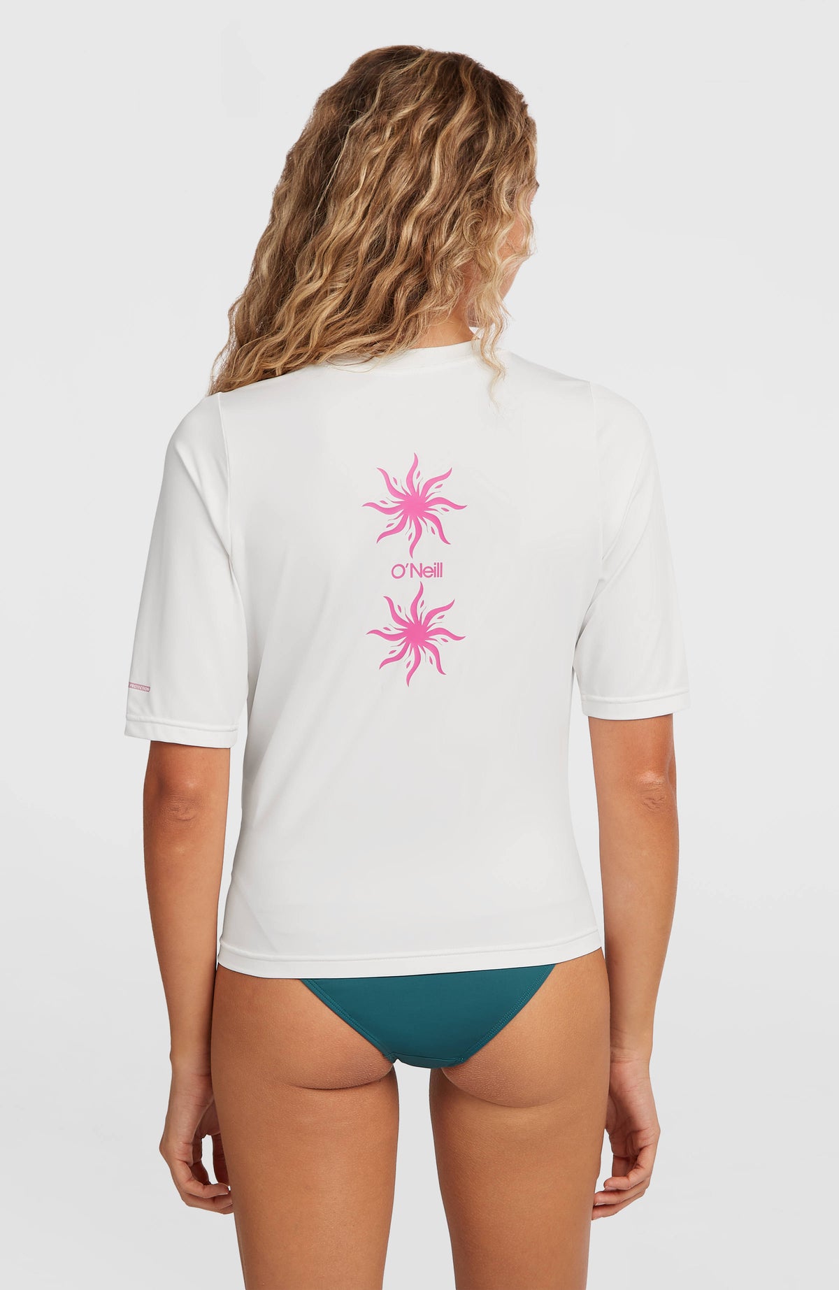 Hybrid Polygiene UPF 50+ T-Shirt für Damen, weiß mit Logo-Print in Pink, Rückansicht am Model