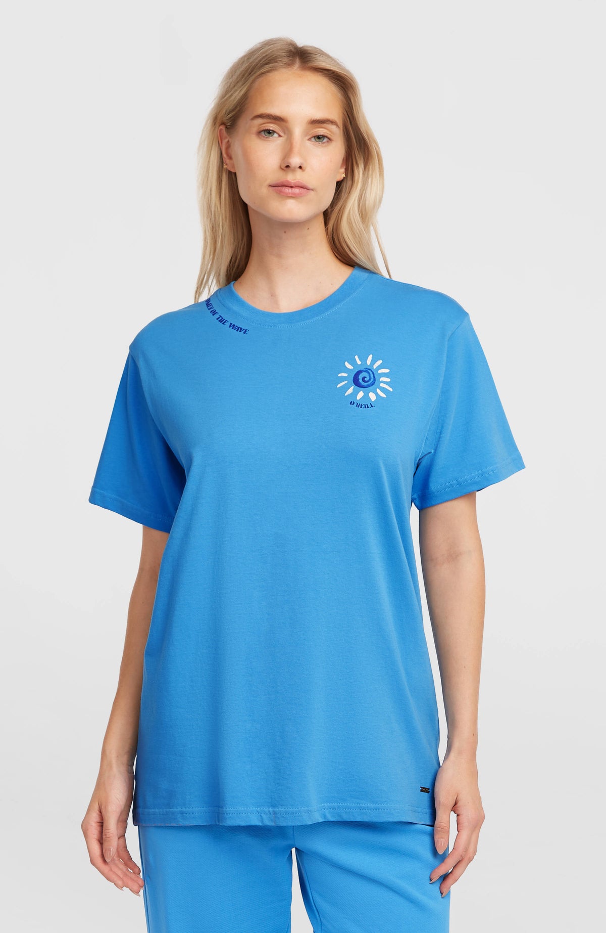 O'Neill Women of the Wave T-Shirt für Damen, blau mit Sonnen-Print in Weiß und Dunkelblau, Vorderansicht am Model