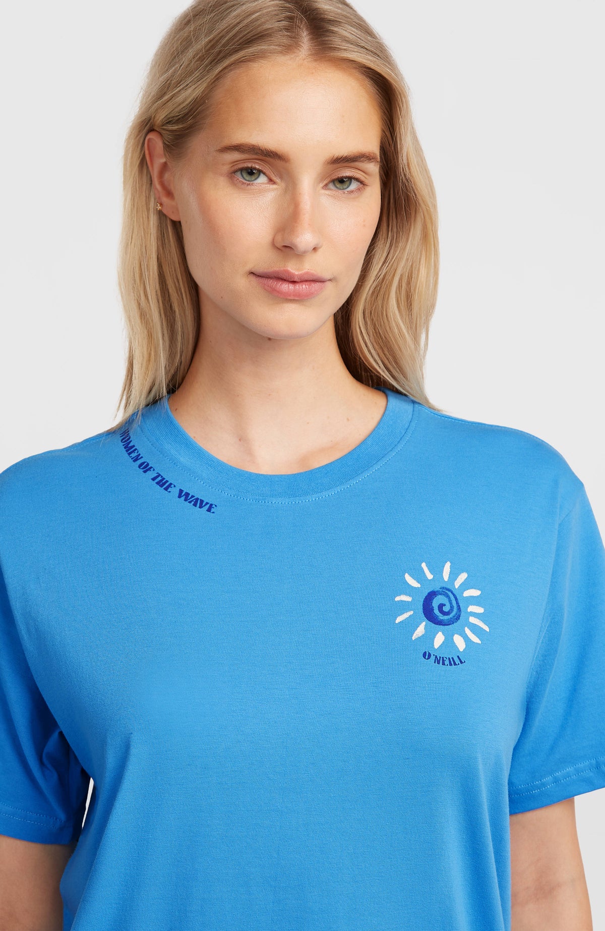 Women of the Wave T-Shirt, blau mit Sonnen-Print in Weiß und Dunkelblau, Nahaufnahme von Halsausschnitt und Print