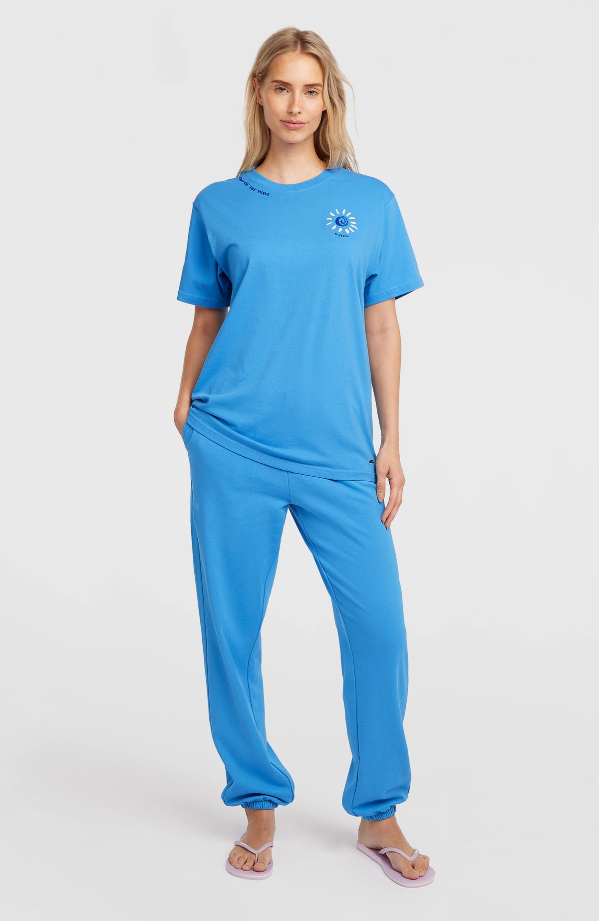 Women of the Wave T-Shirt für Damen, blau mit Sonnen-Print in Weiß und Dunkelblau, Ganzansicht am Model von vorne