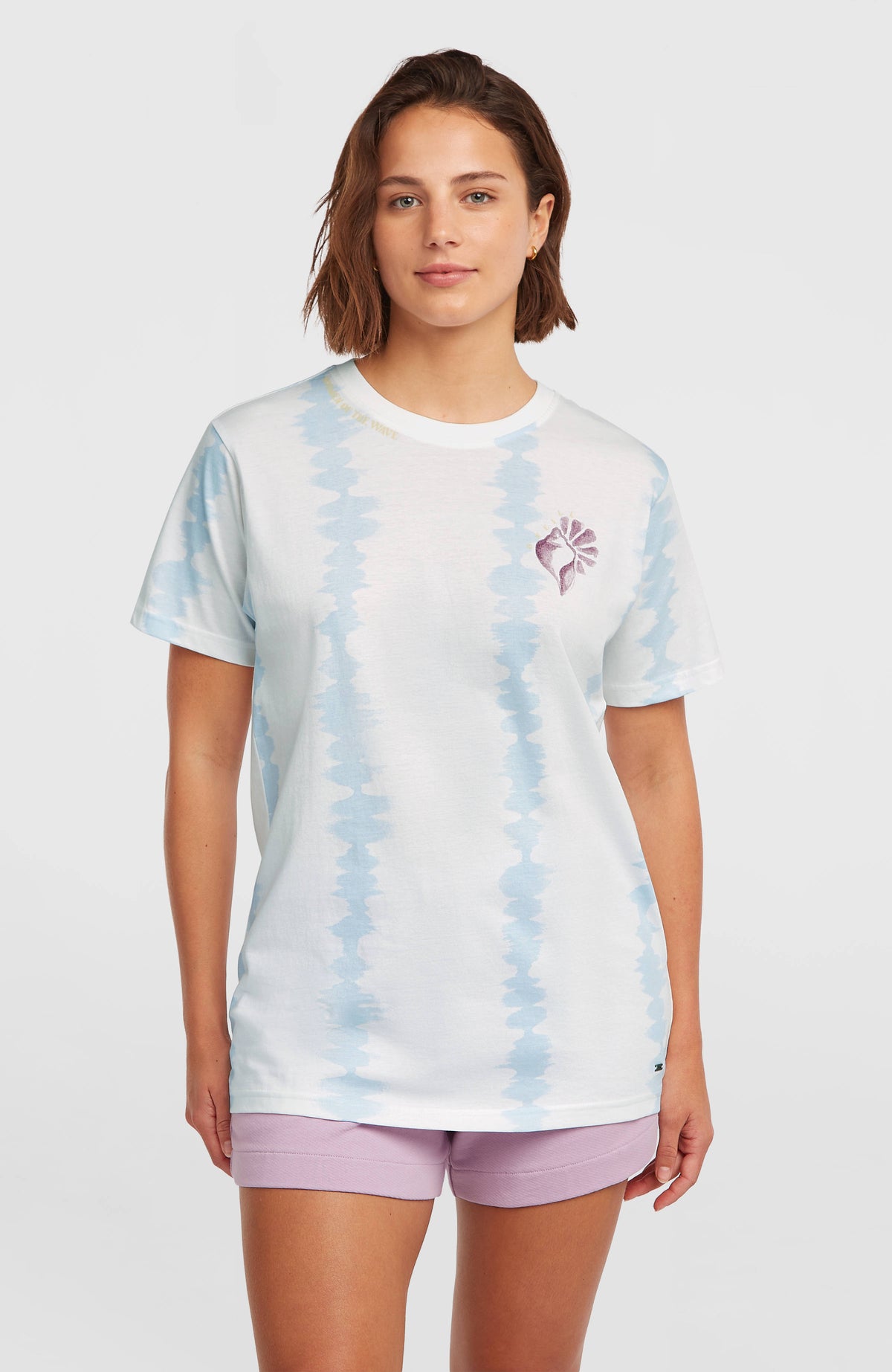 O'Neill Women of the Wave T-Shirt für Damen, weiß mit Batikmuster in Hellblau, Vorderansicht am Model