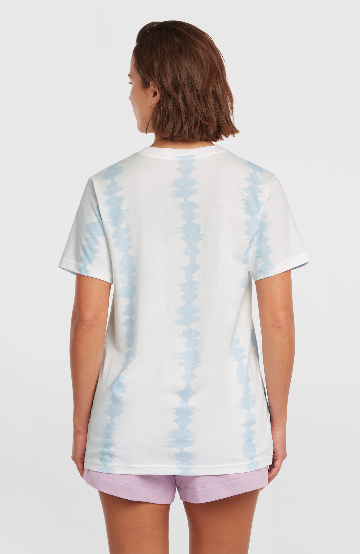 Women of the Wave T-Shirt für Damen, weiß mit Batikmuster in Hellblau, Rückansicht am Model
