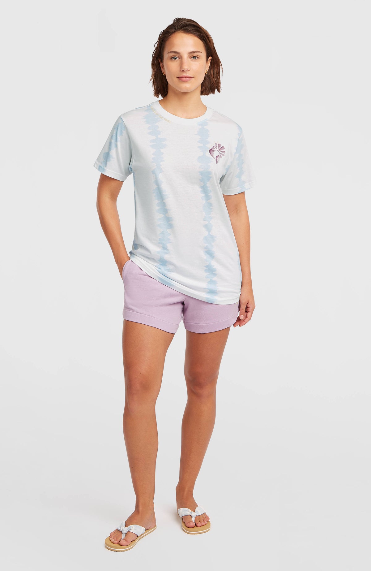 Women of the Wave T-Shirt für Damen, weiß mit Batikmuster in Hellblau, Ganzkörperansicht am Model