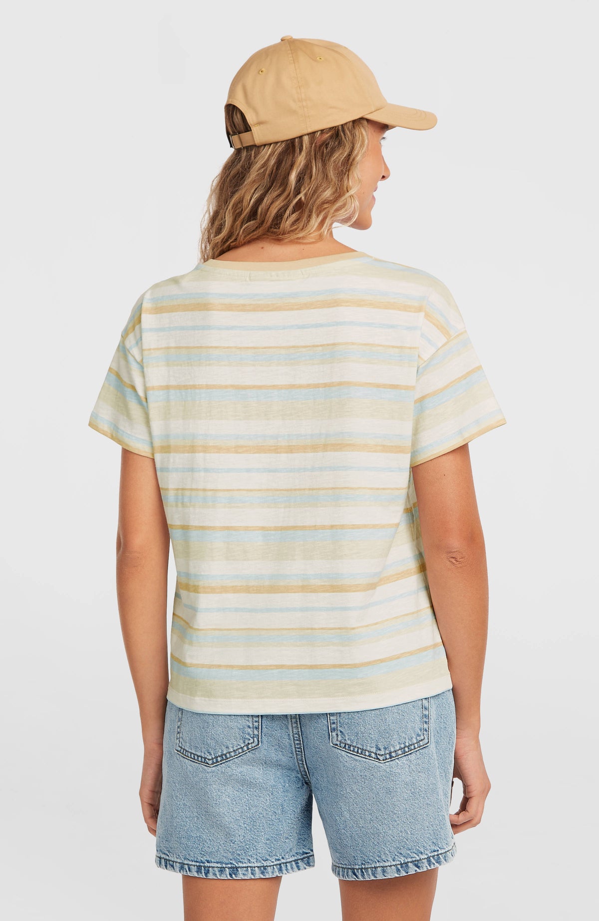 O'Riginals Boxy Stripe T-Shirt für Damen, blau mit Streifenmuster in Gelb und Weiß, Rückansicht am Model