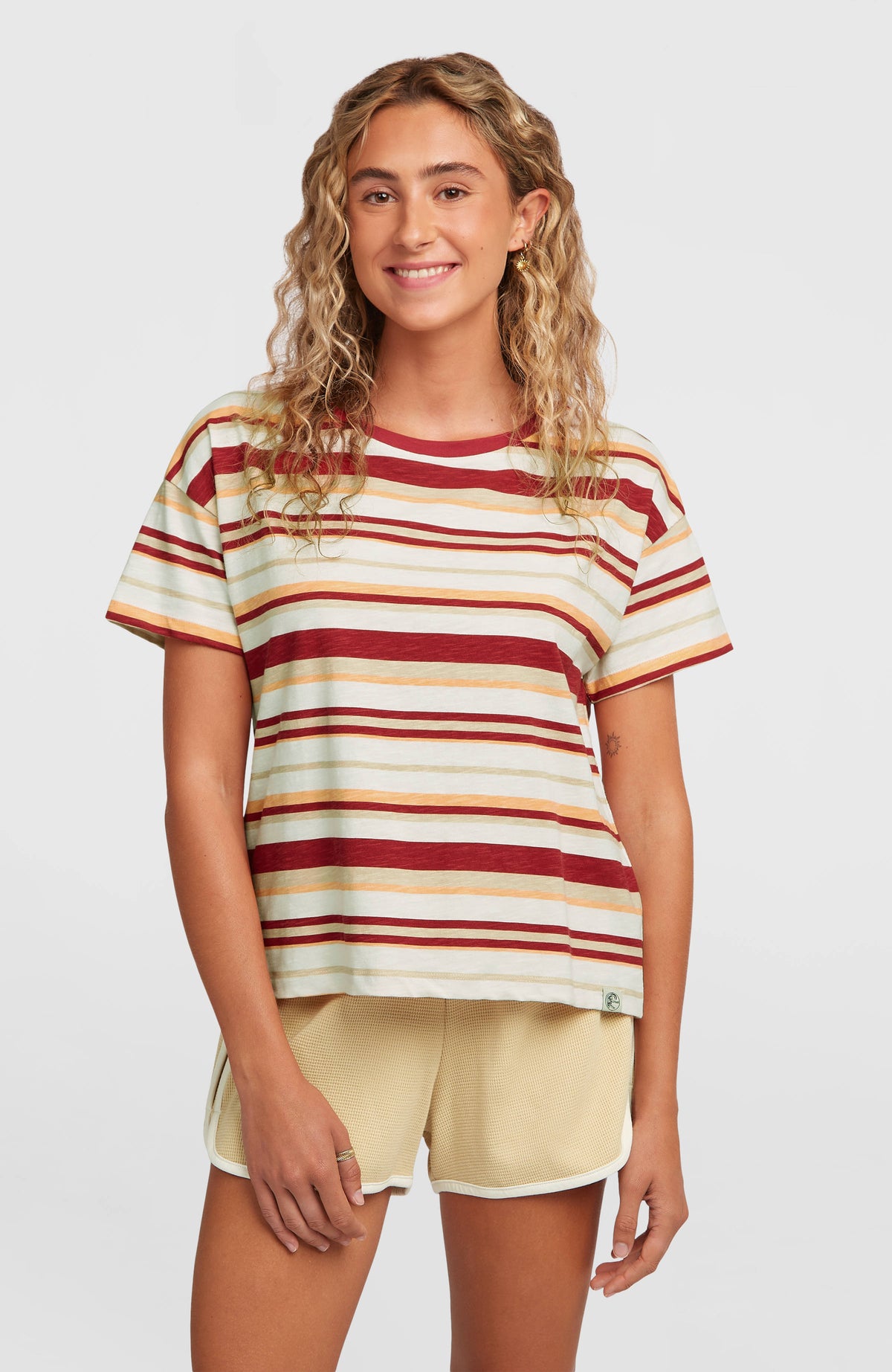 O'Neill O'Riginals Boxy Stripe T-Shirt für Damen, beige mit Streifenmuster in Rot und Orange, Vorderansicht am Model