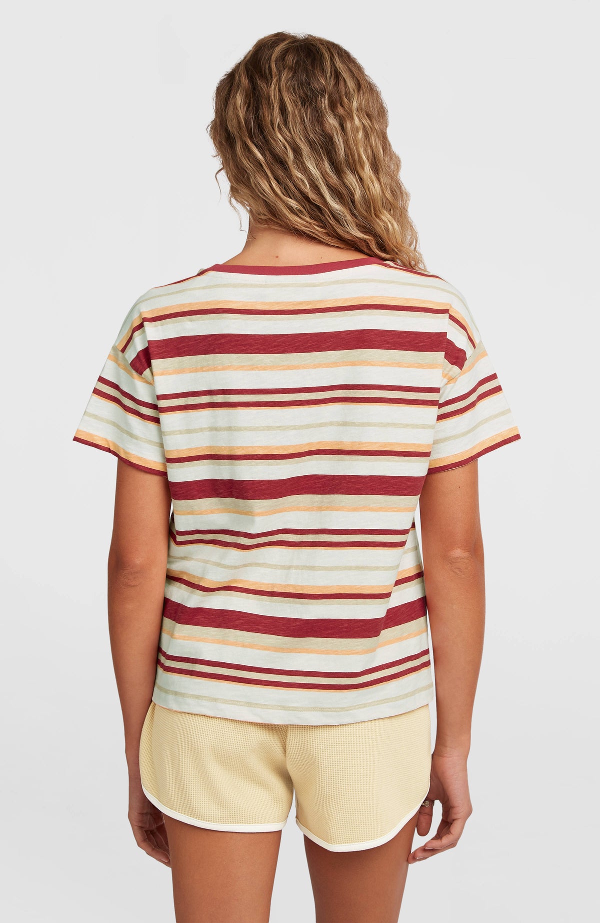 O'Riginals Boxy Stripe T-Shirt für Damen, beige mit Streifenmuster in Rot und Orange, Rückansicht am Model