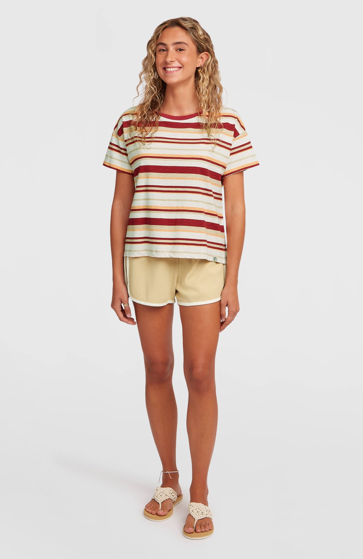 O'Riginals Boxy Stripe T-Shirt für Damen, beige mit Streifenmuster in Rot und Orange, Ganzkörperansicht am Model