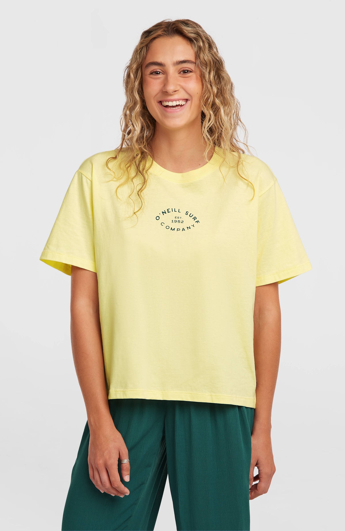 O'Neill Boxy Back-Print T-Shirt für Damen, gelb mit Logo-Print in Grün, Vorderansicht am Model