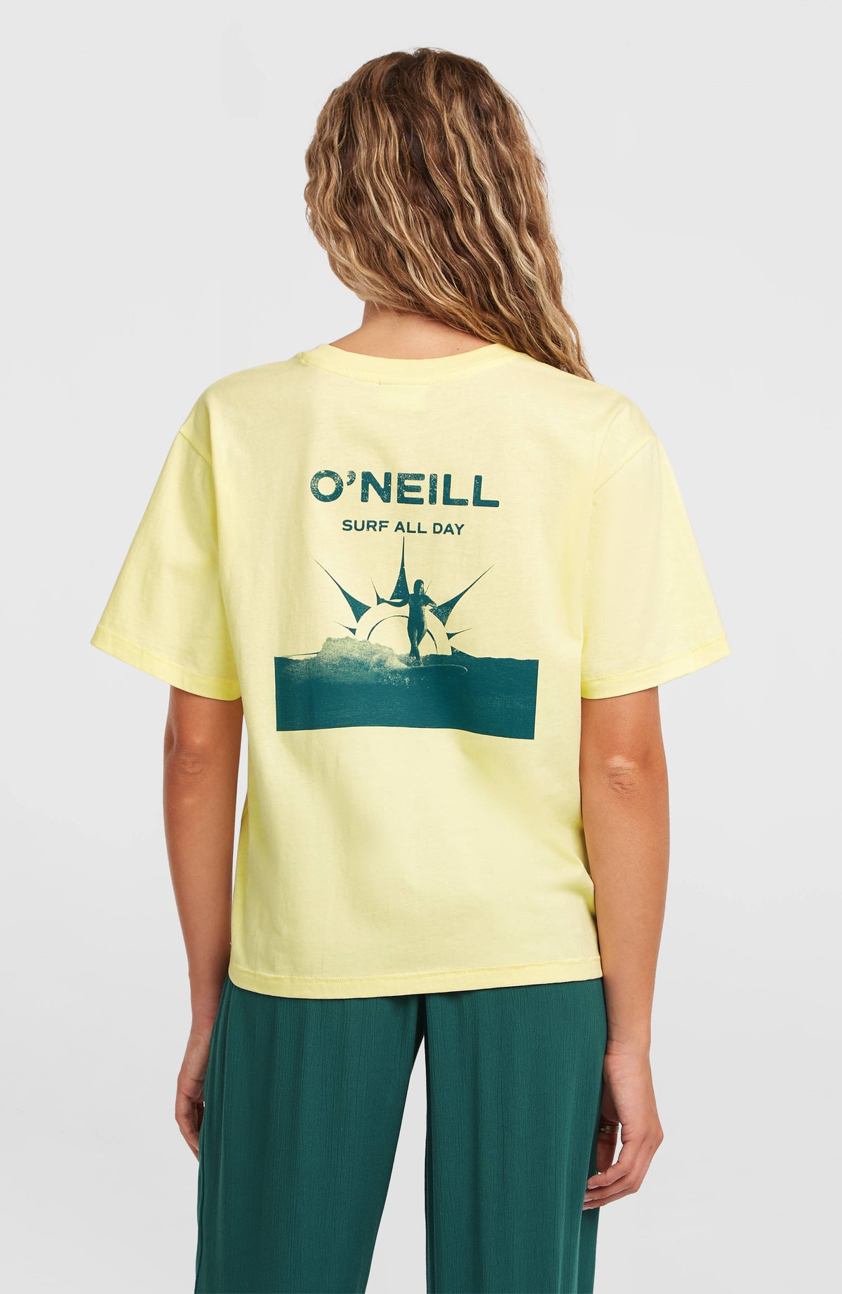 Boxy Back-Print T-Shirt für Damen, gelb mit Logo-Print in Grün, Rückansicht am Model