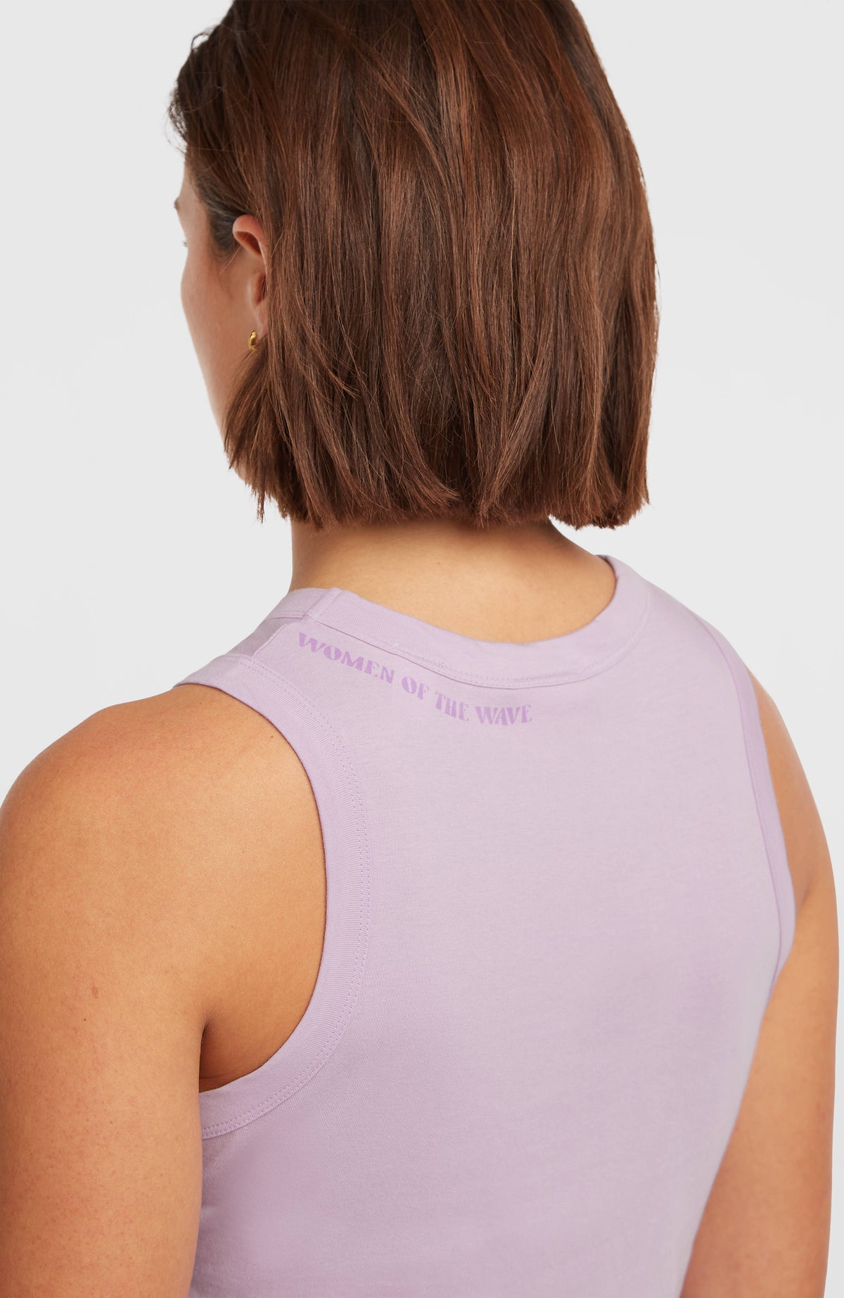 Women of the Wave Tanktop für Damen, lila, Nahaufnahme der Rückseite am Model mit Schriftzug am Kragen