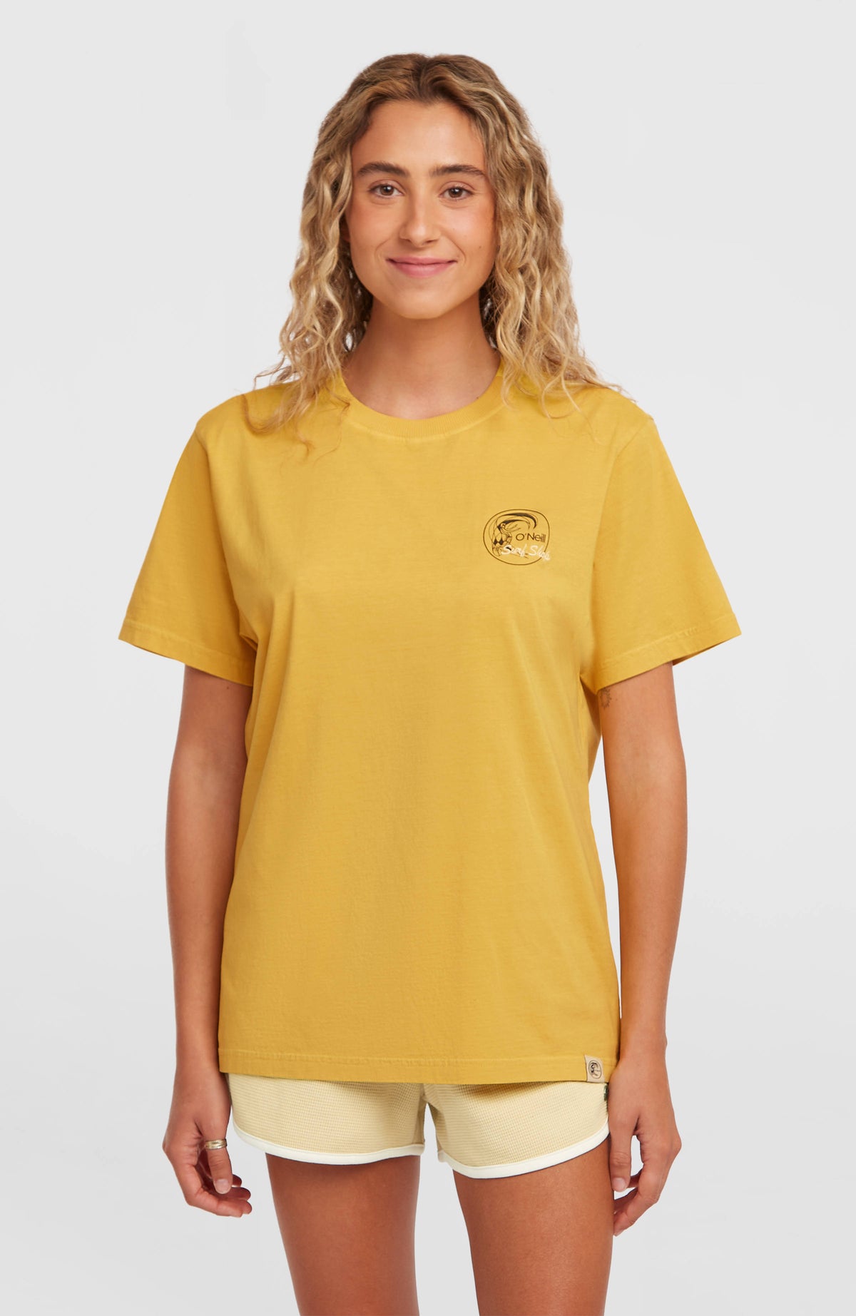 O'Neill O'Riginals Vintage Graphic T-Shirt für Damen, gelb mit Grafikprint in Schwarz, Vorderansicht am Model