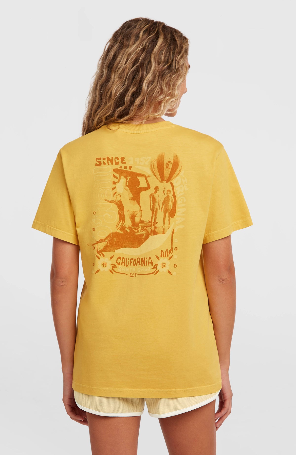 O'Riginals Vintage Graphic T-Shirt für Damen, gelb mit Grafikprint in Orange, Rückansicht getragen am Model
