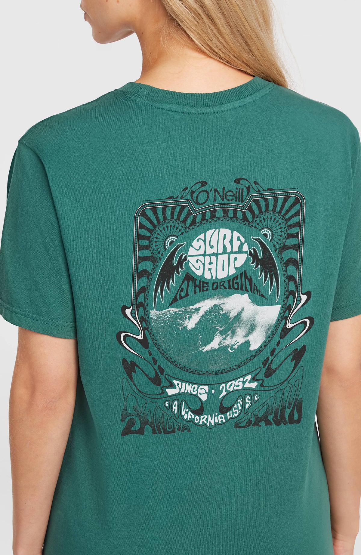 O'Riginals Vintage Graphic T-Shirt, grün mit Grafik-Print in Schwarz und Weiß, Nahaufnahme der Rückenansicht am Model