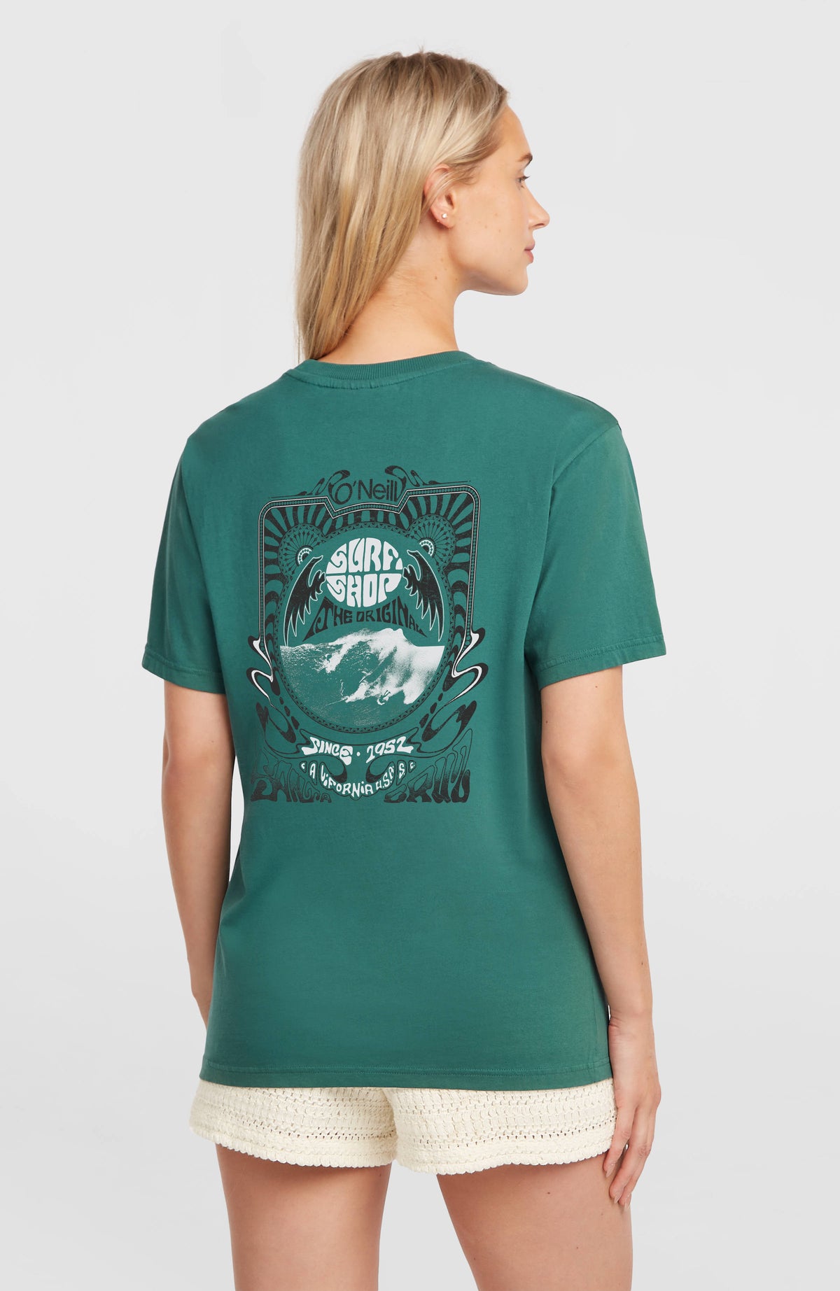 O'Riginals Vintage Graphic T-Shirt für Damen, grün mit Grafik-Print in Schwarz und Weiß, Rückansicht am Model