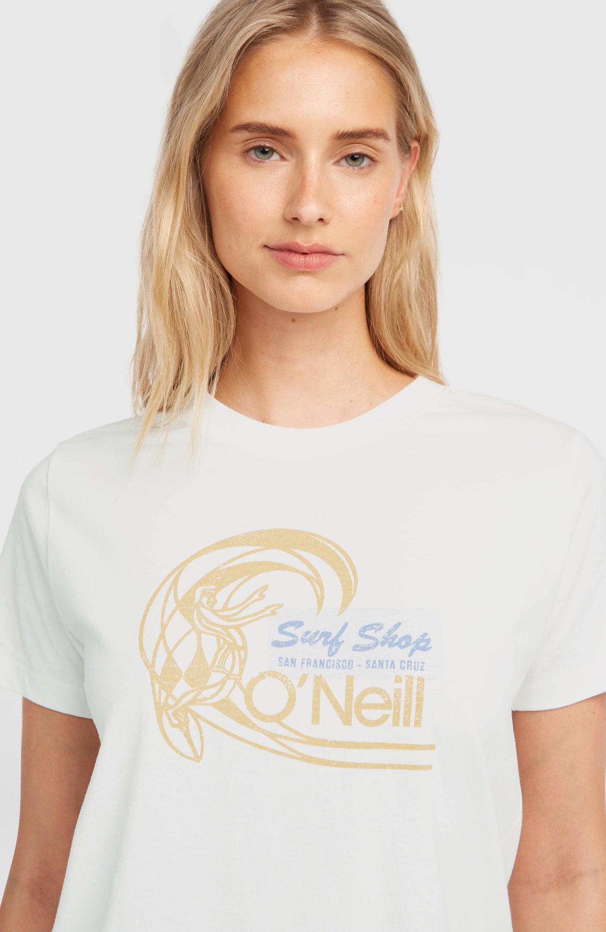 Nahaufnahme des Logo-Prints auf dem weißen O'Riginals Circle Surfer T-Shirt, Vorderansicht am Model