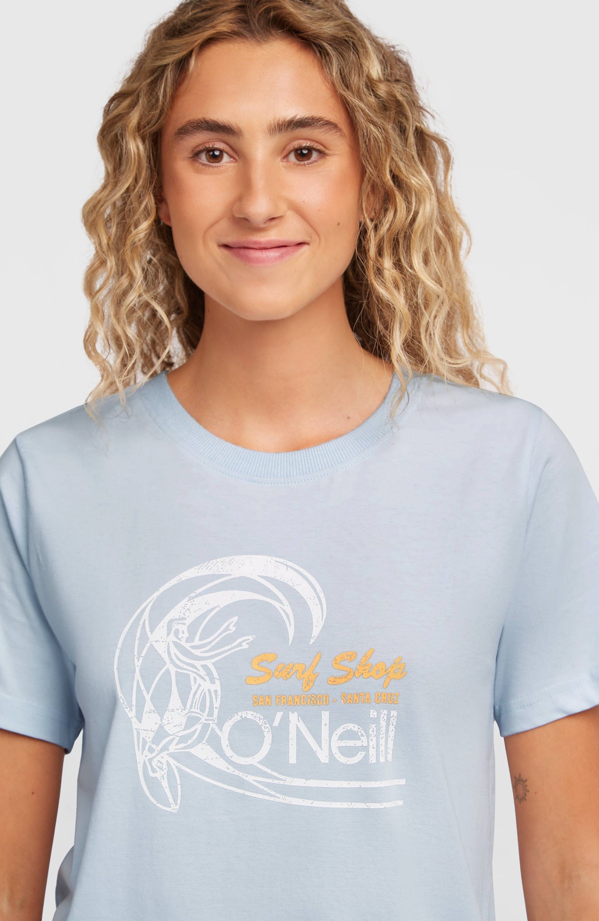 O'Riginals Circle Surfer T-Shirt, blau, Nahaufnahme von Rundhalsausschnitt und Grafik-Print am Model
