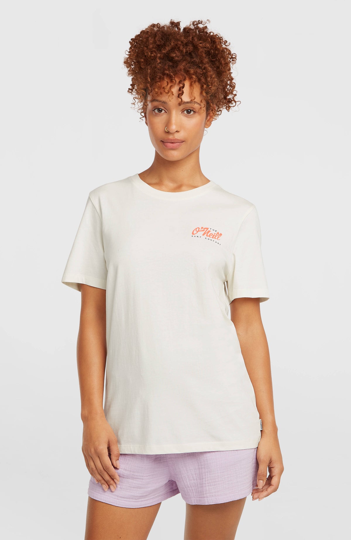 O'Neill Graphic T-Shirt für Damen, weiß mit Grafik-Print in Orange und Schwarz, getragen am Model, Vorderansicht
