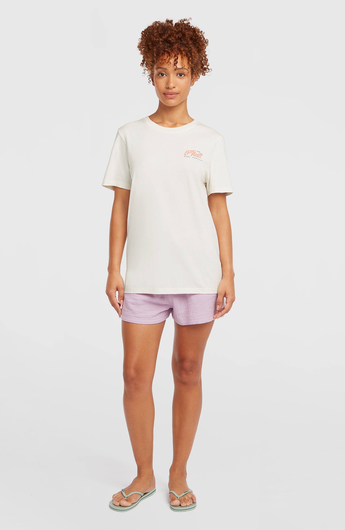 Graphic T-Shirt für Damen, weiß mit Grafik-Print in Orange und Schwarz, Ganzkörperansicht am Model von vorne