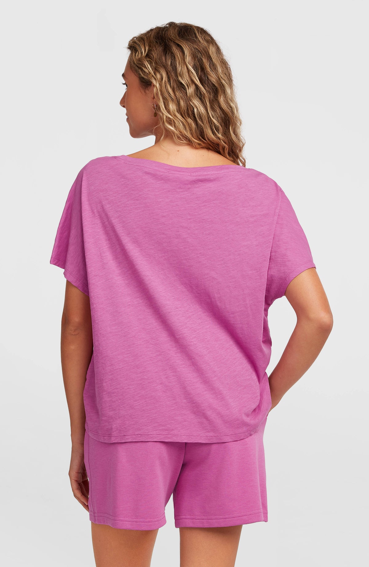 Essentials O'Neill T-Shirt für Damen, lila, Rückansicht am Model mit weitem Rundausschnitt
