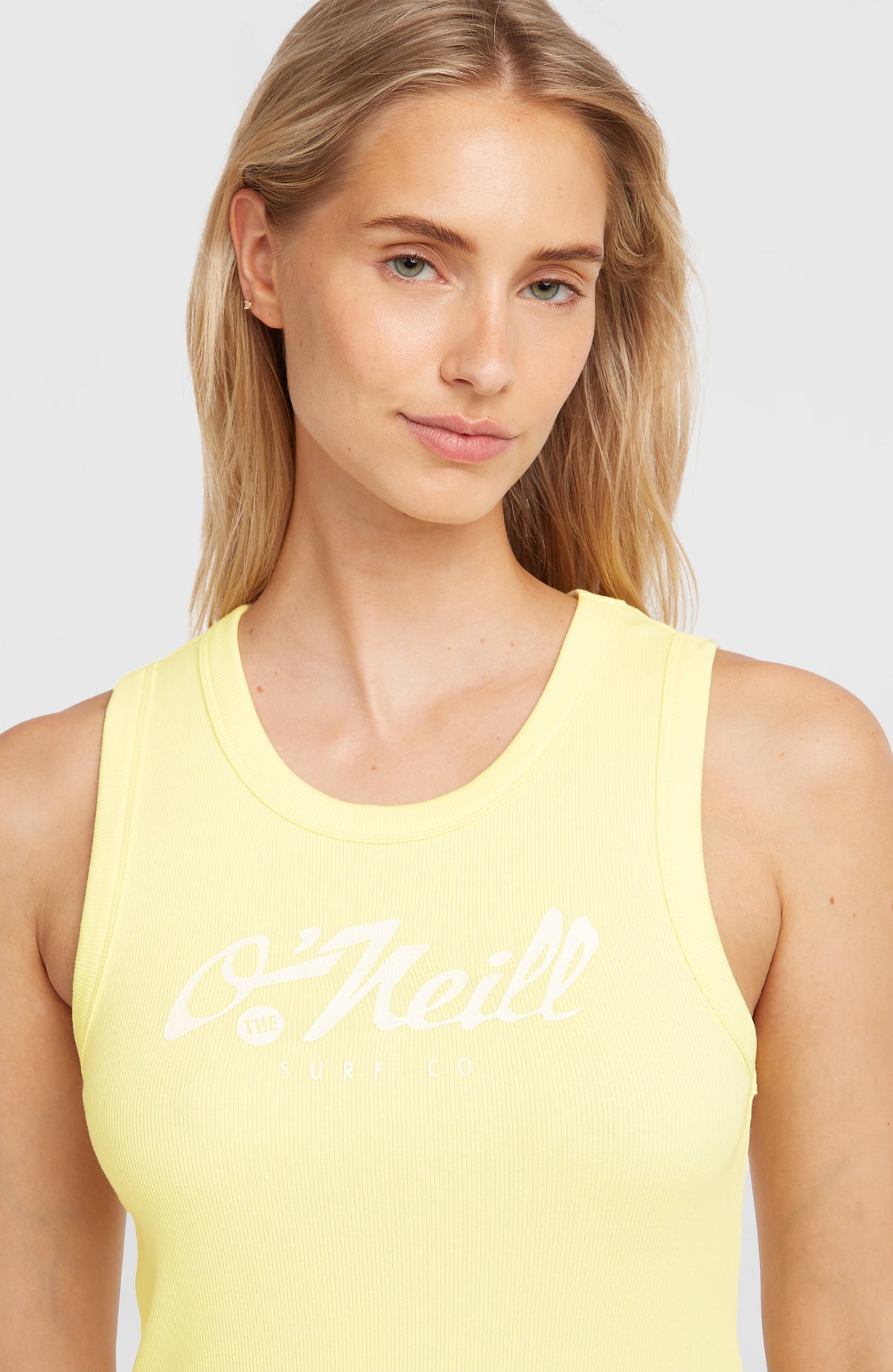 Rib Tanktop für Damen, gelb mit Logo-Print in Weiß, Nahaufnahme von Ausschnitt und Brustprint
