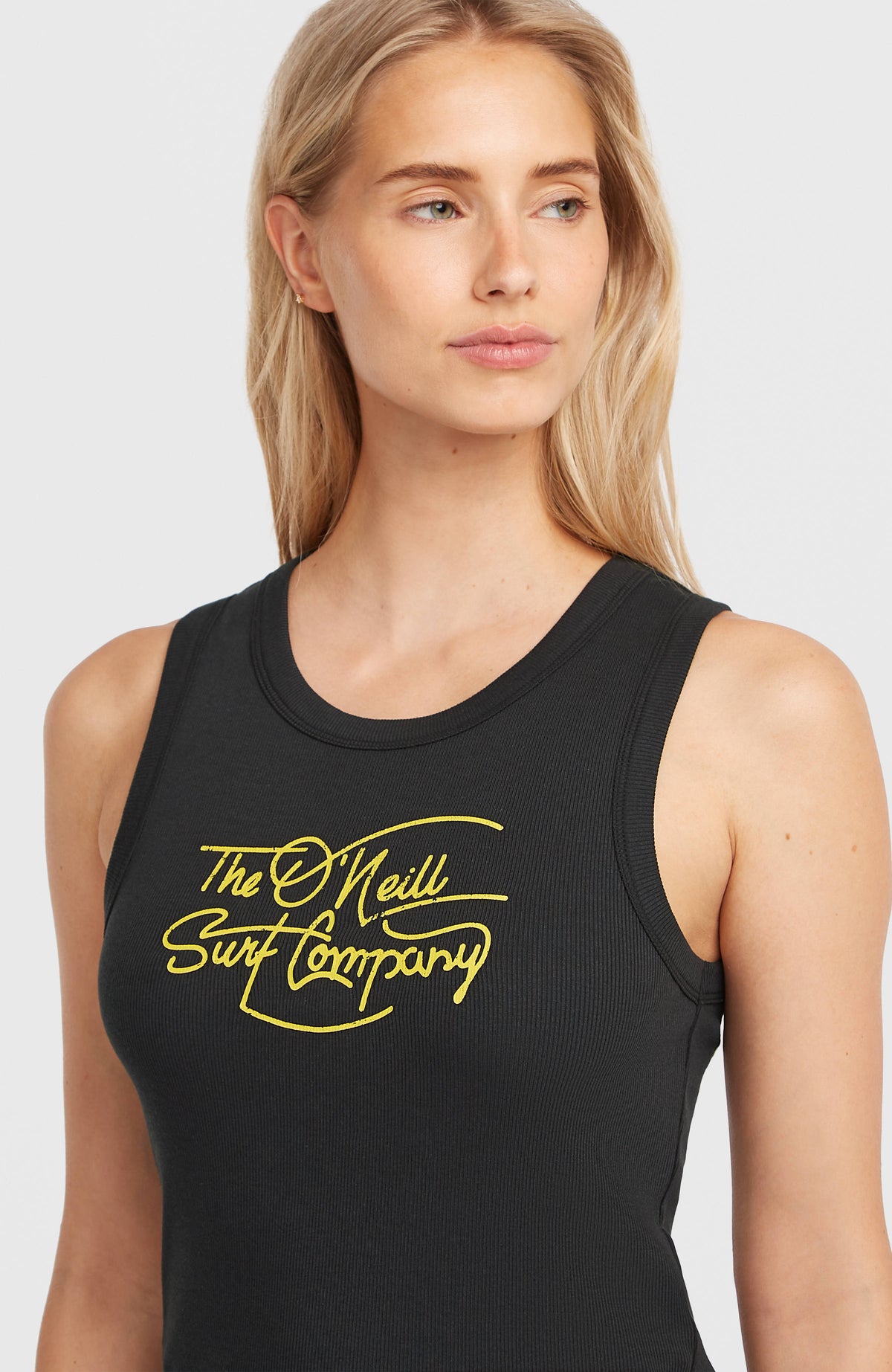 Rib Tanktop für Damen, schwarz, Nahaufnahme von Rundhalsausschnitt und Schriftzug-Print in Gelb am Model