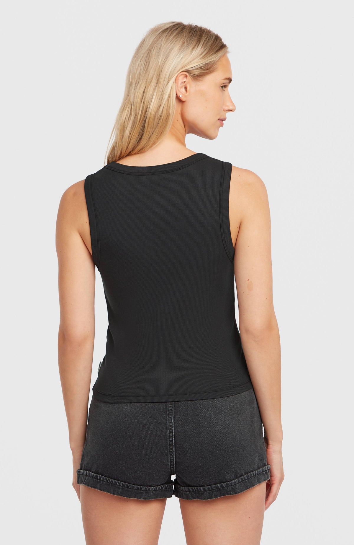 Rib Tanktop für Damen, schwarz, Rückansicht am Model mit kleinem Naht-Label