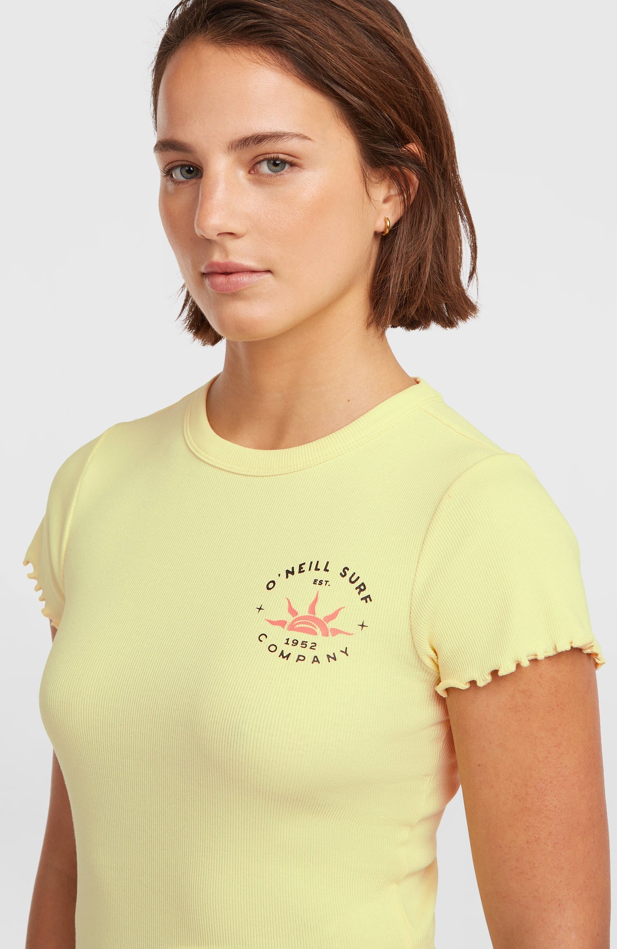 Rib T-Shirt für Damen, gelb, Nahaufnahme am Model mit Brustprint und Rundhalsausschnitt