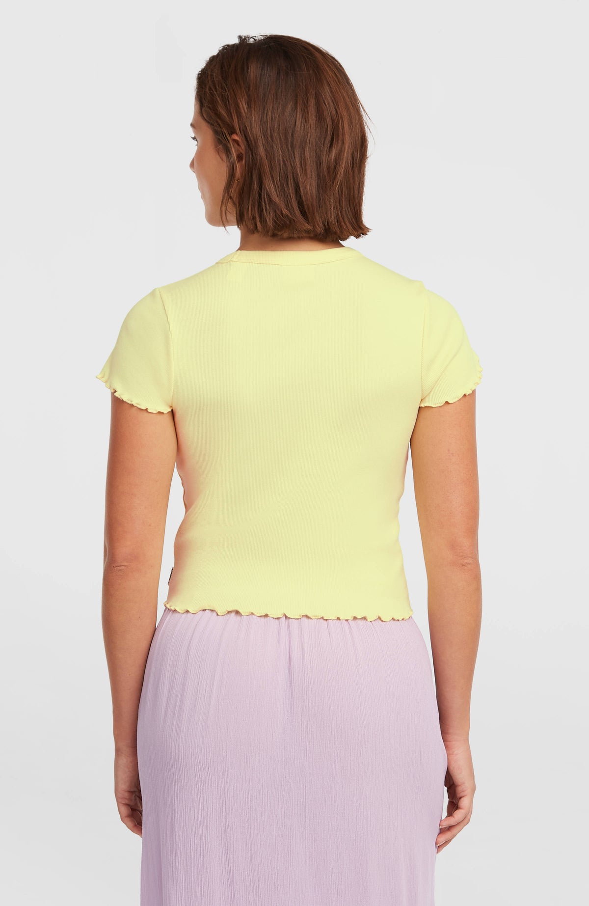 Rib T-Shirt für Damen, gelb, Rückansicht am Model mit gewelltem Saumabschluss