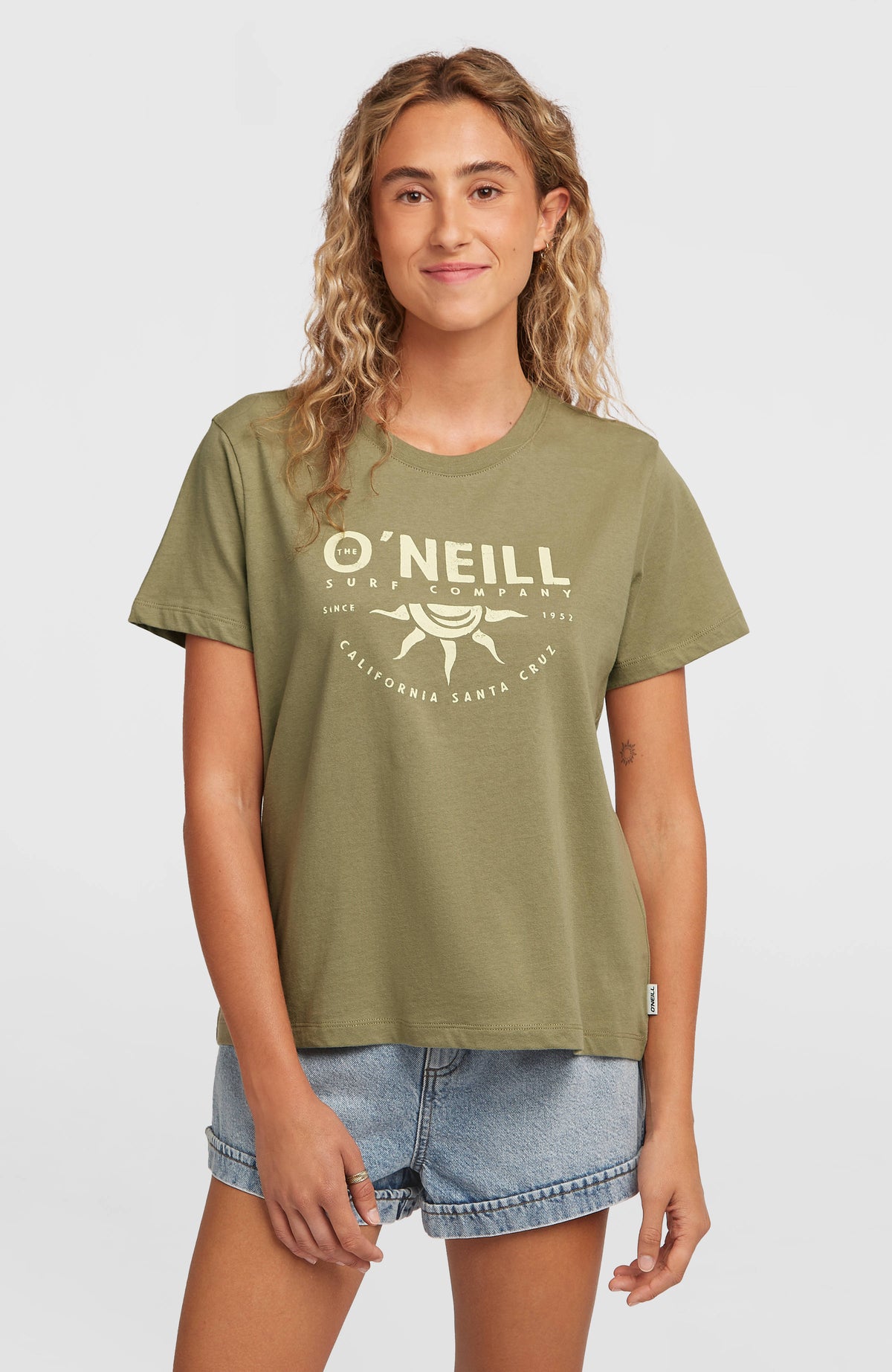O'Neill Front Print T-Shirt für Damen, grün mit Logo-Print in Cremeweiß, Vorderansicht am Model