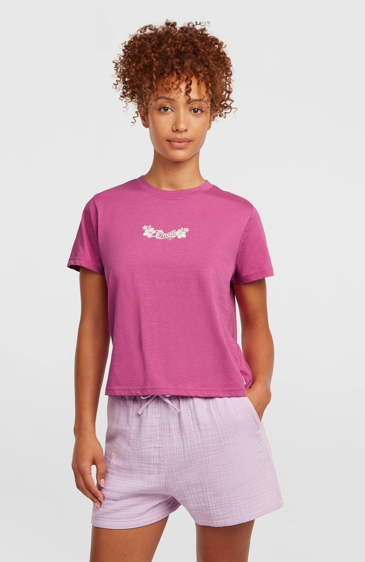O'Neill Essentials Script T-Shirt für Damen, lila mit Logo-Print in Weiß, Vorderansicht am Model