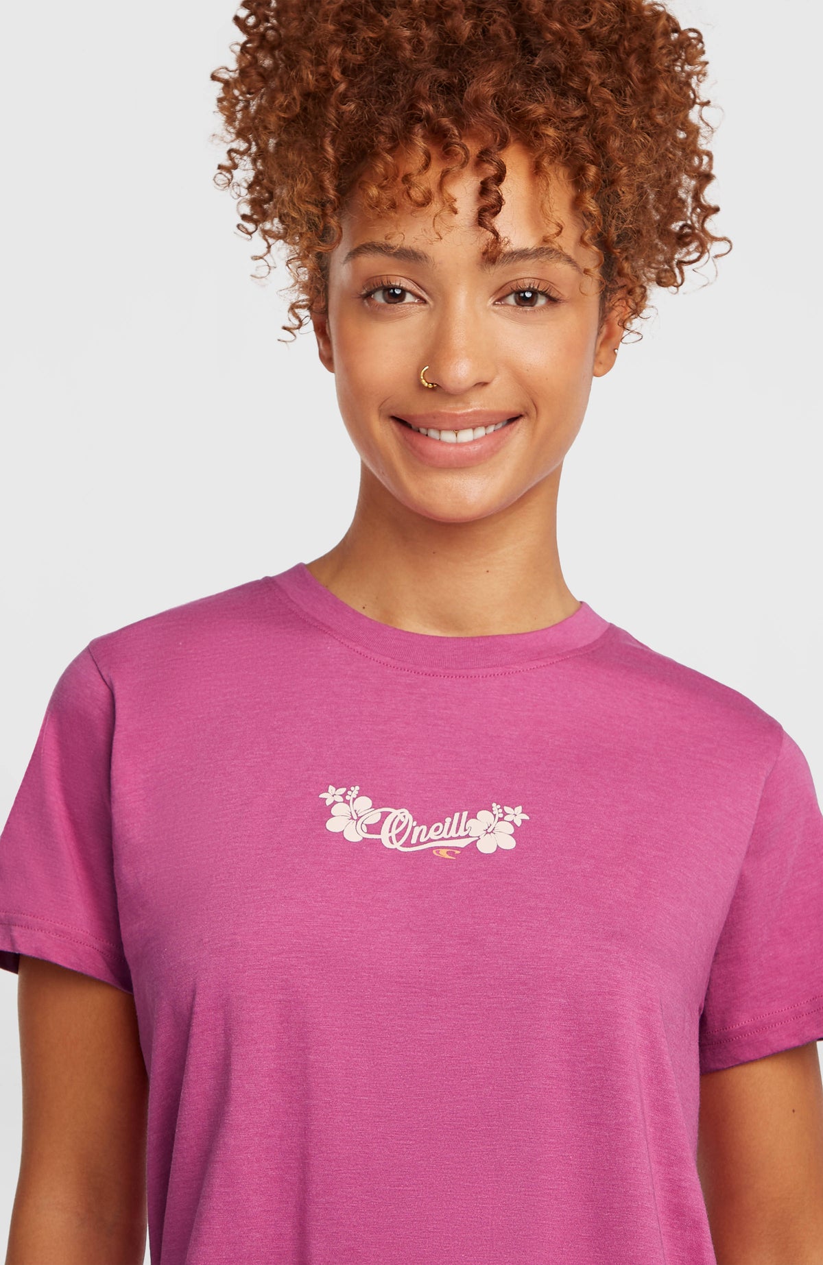 Essentials Script T-Shirt für Damen, lila mit Logo-Print in Weiß, Nahaufnahme des Ausschnitts am Model