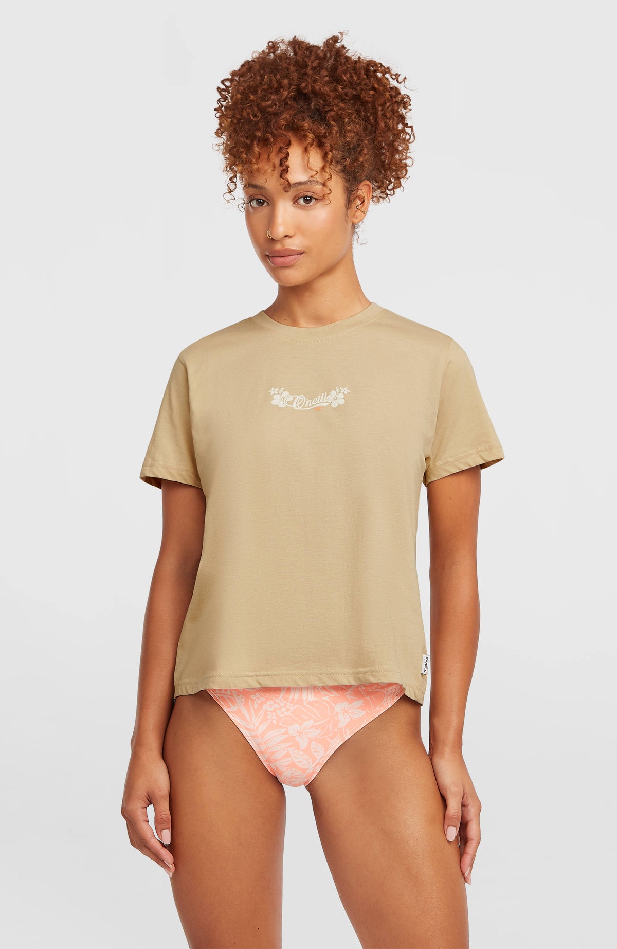 O'Neill Essentials Script T-Shirt für Damen, beige mit Logo-Print in Weiß, Vorderansicht am Model
