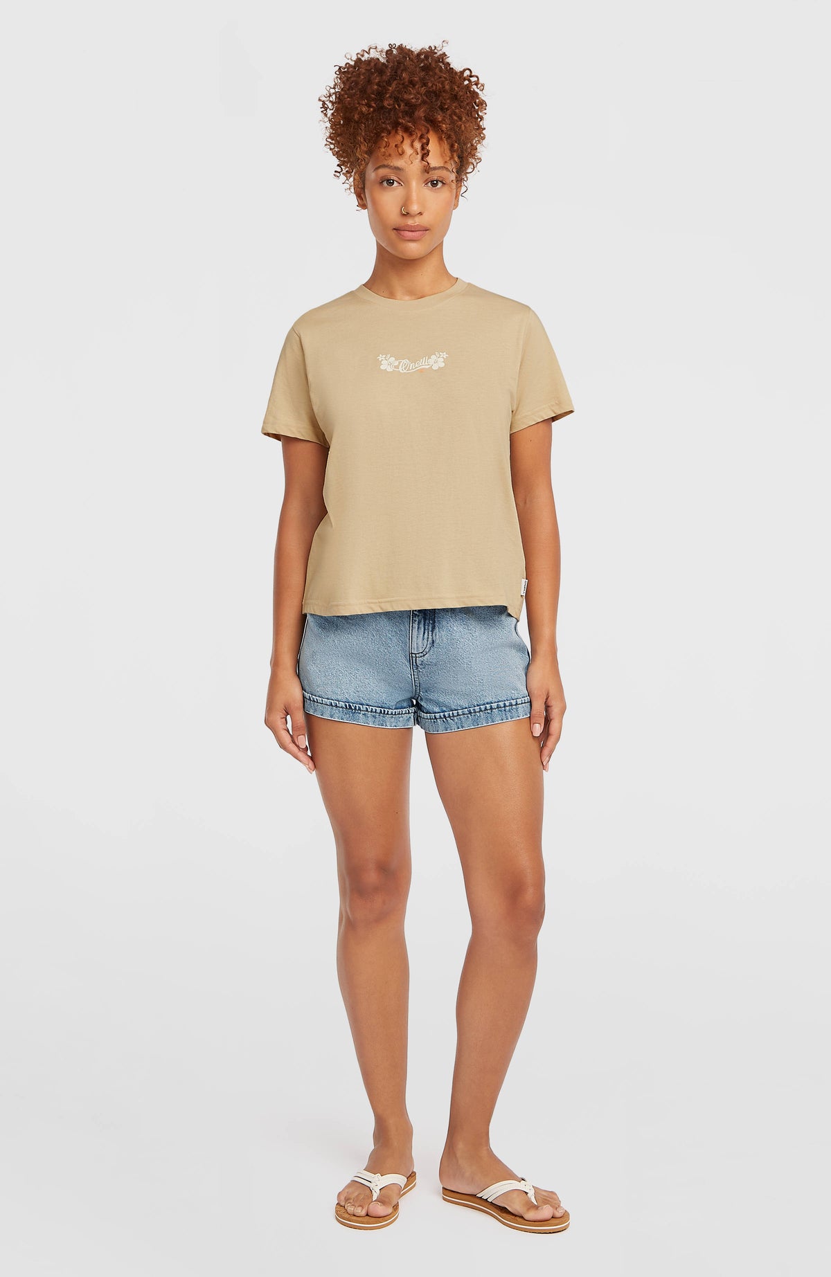 Essentials Script T-Shirt für Damen, beige mit Logo-Print in Weiß, Ganzkörperansicht am Model