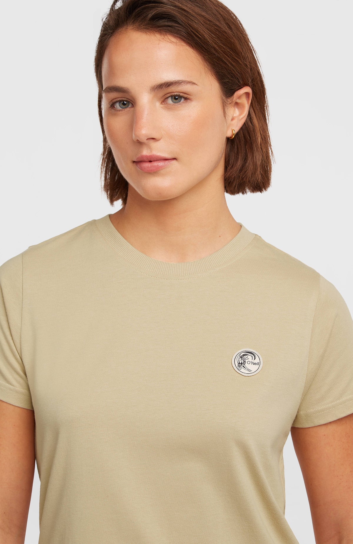 O'Riginals Badge T-Shirt für Damen, beige, Nahaufnahme von Rundhalsausschnitt und rundem Logo-Badge